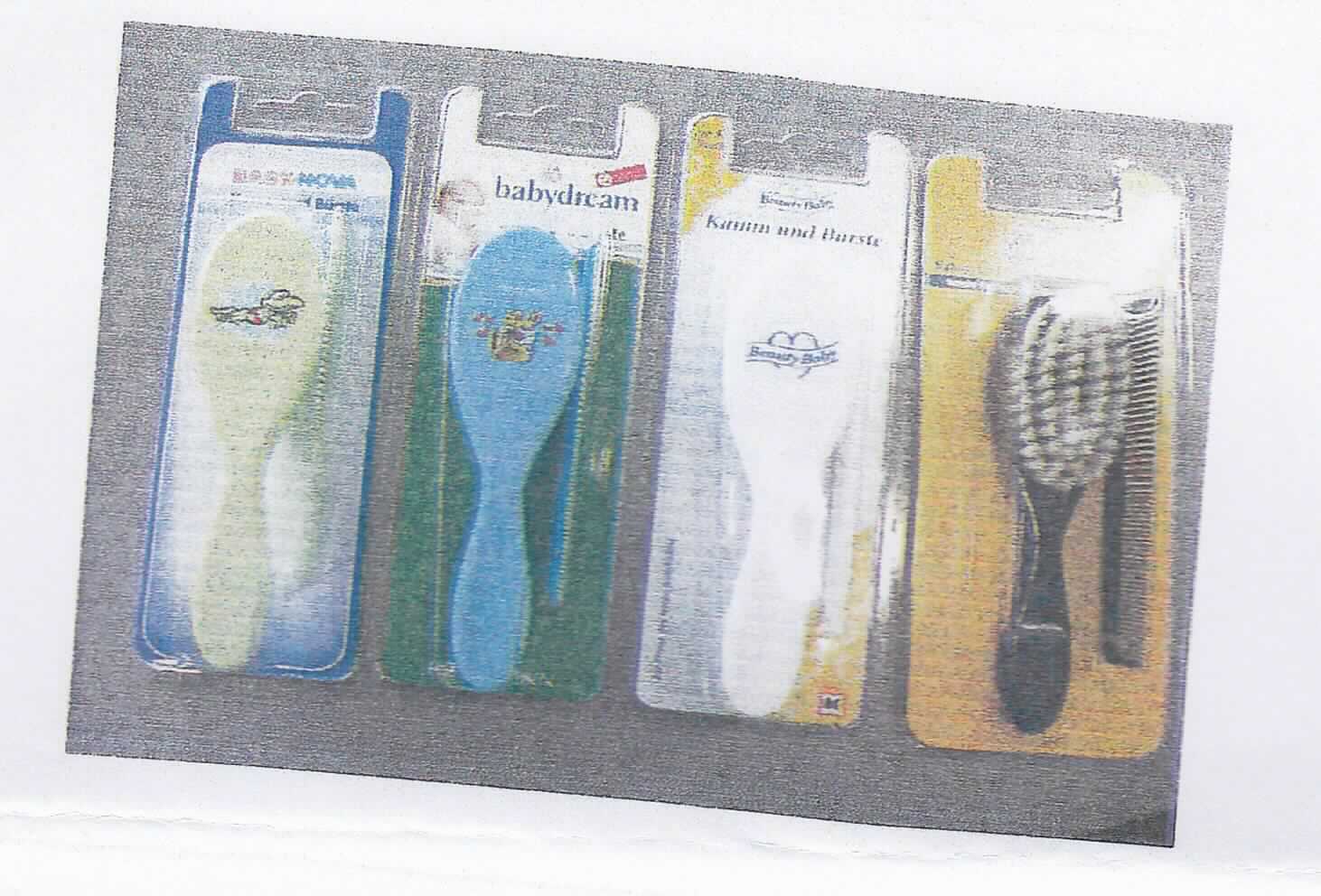 Es handelt sich um eine Warenzusammenstellung in Aufmachung für den Einzelverkauf, bestehend aus:
- einer ca. 15 cm großen Haarbürste mit einer Fassung aus Kunststoff und Faserbüscheln aus Nylon und
- einem ca. 12,5 cm großen Kamm aus Kunststoff, der je zur Hälfte mit starken und feinen Zinken versehen ist.

Auf der Rückseite der Haarbürstenfassung mit Stiel ist ein buntes Bildmotiv aufgebracht.
Hinsichtlich des Umfangs bestimmt die Haarbürste den Charakter der Warenzusammenstellung.

Die auf einer buntbedruckten Pappkarte aufgemachte und mit Blisterfolie verpackte Warenzusammenstellung ist als "Haarbürste" einzureihen.