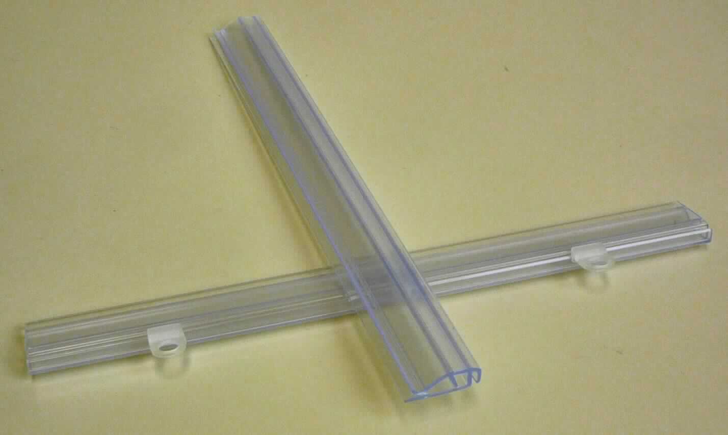 Angaben des Antragstellers:
Nach den Angaben des Antragstellers handelt es sich bei dem vorgelegten Erzeugnis um ein Posterklemmschienen-Set aus Kunststoff (Polyvinylchlorid), bestehend aus eine Ober- und einer Unterschiene.

Feststellungen an einem Warenmuster:
Es wurden zwei transparente, leicht violette Profile mit Klemmeffekt vorgelegt (Maße (L x B x H): 21 x 2,2 x 0,7 cm).

Befund:
Es liegen Profile aus Polyvinylchlorid im Sinne der Unterposition (KN) 3916 2000 vor.