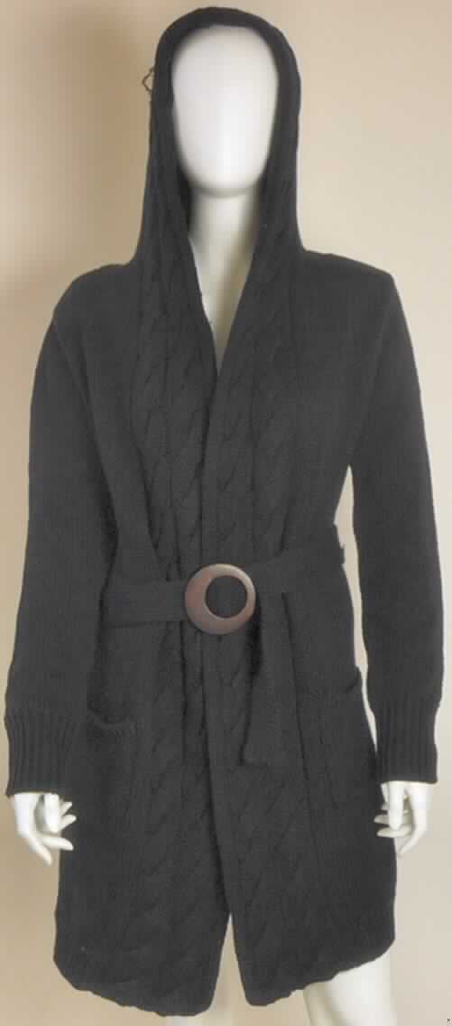 Strickjackenähnliches Kleidungsstück, sog. Strickmantel mit Kapuze, Day Dream Knit Jacket W1203, Größe S,
Foto siehe Anlage,
- aus bis zu 7 mm dicken, einfarbigen, teils musterbildend gestrickten (Zopfmuster) Gestricken aus lt. Antrag
  100 % Merinowolle,
- über den Schritt, aber nicht über die Mitte der Oberschenkel hinausreichend (Rückenlänge: 79 cm),
- mit einer Kapuze, 
- mit einer durchgehenden Öffnung, ohne Verschluss,
- ohne Hinweise auf den Trägerkreis (unisex),
- mit langen Ärmeln,
- in der Taille mit einem durch Gürtelschlaufen gezogenen Bindegürtel mit Schnalle,
- mit zwei aufgesetzten Taschen unterhalb der Taille (u. a. somit keine Hemdbluse),
- ohne Formfestigkeit, somit keine Jacke der Position 6104,
- aufgrund der Länge und der Ausstattung keine Ware der Position 6102,
- am unteren Rand mit einem gerippten Bund.

"Strickjackenähnliches Kleidungsstück, aus Gewirken, aus Wolle, für Frauen"