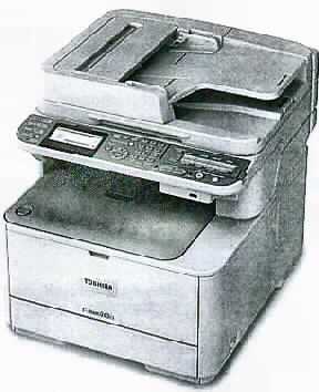 Multifunktionsgerät aus Kopierer, Fernkopierer und Drucker, im Wesentlichen bestehend aus einer Laserdruckeinheit, einem Scanner sowie einem Telefax-Sende- und -Empfangsteil in einem 427 x 444 x 509 mm (B x H x T) großen Gehäuse mit einem automatischen Dokumenteneinzug, LCD, Bedienelementen, USB- und Ethernet-Schnittstelle sowie einem Papierfach.
Das Gerät dient zum Kopieren sowie zum Drucken nach Anschluss an eine automatische Datenverarbeitungsmaschine oder ein Netzwerk mit einer Geschwindigkeit von 30 Seiten pro Minute. Es kann ebenfalls als Scanner und zum Übertragen von Fernkopien genutzt werden.

Die Ware wird als "anderer Drucker, kombiniert mit einem Kopiergerät und einem Fernkopierer, an eine automatische Datenverarbeitungsmaschine oder ein Netzwerk anschließbar, andere Maschine als von den Unterpositionen (KN) 8443 1100 bis 8443 3120 erfasst" eingereiht.

Anlage: 1 Abbildung