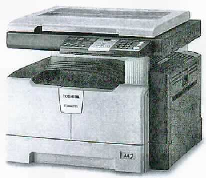 Multifunktionsgerät aus digitalem Kopierer und Drucker, im Wesentlichen bestehend aus einer Laserdruckeinheit und einem Scanner in einem 600 x 463 x 643 mm (B x H x T) großen Gerät mit einem LCD, Bedienelementen, USB-Schnittstelle sowie einem Papiermagazin.
Das Gerät dient zum elektrostatischen Kopieren sowie zum Drucken nach Anschluss an eine automatische Datenverarbeitungsmaschine mit einer Geschwindigkeit von 24 Seiten pro Minute.
Die Ware wird als "anderer Drucker, kombiniert mit einem Kopiergerät, an eine automatische Datenverarbeitungsmaschine anschließbar, andere Maschine als von den Unterpositionen (KN) 8443 1100 bis 8443 3120 erfasst" eingereiht.

Anlage: 1 Abbildung