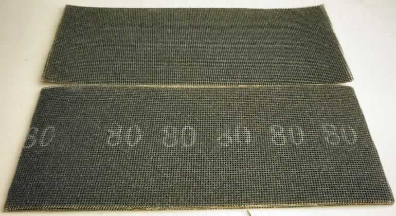 Angaben: Warenbezeichnung: Schleifbandset schwarz / Gitterleinenset, NAN 1020611, SUWE 110898 - Abmessungen: 115 x 280 mm - Material: Unterlage: Nylon Net (Gewebe) / Schleifmittel: Silicon Carbide in black, Grain Size: 100 - Bindung: Phenolic resin bond.

Feststellungen: Äußere Beschaffenheit des vorgelegten Warenmusters: 10 rechteckige, flache, schwarzgraue, gewebeförmige, biegsame Schleifpapiere (Abmessungen: 28,0 cm x 11,5 cm x 1,0 mm) mit schmirgel-rauher Ober- u. Unterseite.

Die Angaben der Antragstellerin werden als zutreffend unterstellt.

Befund: Zolltariflich handelt es sich bei der Ware um ein Set von Schleifmitteln in Pulver- oder Körnerform auf einer Unterlage aus Spinnstoff, der Position 6805 des Zolltarifs.