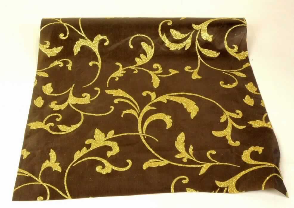 Gewebe, sog. Deko-Stoffrolle, braun-gold, Foto siehe Anlage,
- in einer klarsichtigen Kunststofffolie verpackt,
- als Meterware auf einer Rolle aus Pappe; mit einer Breite von ca. 35 cm,
- laut Untersuchungsergebnis:
-- in Leinwandbindung,
-- aus ungezwirnten, nicht hochfesten Garnen aus nicht texturierten, synthetischen Filamenten (Polyester),
-- musterbildend mit kleinen, metallisierten Kunststoffpartikeln (Glitter) bedruckt,
- an den Längskanten heiß geschnitten.

"Gewebe aus Garnen aus synthetischen Filamenten, anderes als in den Unterpositionen 5407 10 bis 5407 54
 genannte, mit einem Anteil an nicht texturierten Polyester-Filamenten von mehr als 85 GHT, bedruckt"