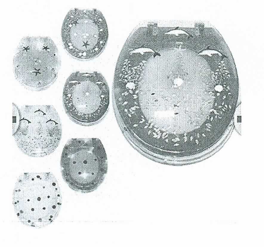 Die durch eine Abbildung veranschaulichte Ware ist ein ca. 43 x 36 cm großer Toilettensitz mit Deckel, sog. Klosettsitz LTD01, aus - laut Antragsangaben -  Kunststoffen im Sinne der Anmerkung 1 zu Kapitel 39 (charakterverleihend) mit eingelassenen Motiven (Kunststoffnachahmungen z.B.von Seesternen oder Steinchen). 
Die Verbindungs- und Befestigungsscharniere bestehen aus unedlem Metall. Dem Toilettensitz ist das erforderliche Montagematerial beigefügt (Schrauben, Muttern etc.). 
Zusätzlich ist der Toilettensitz mit zehn batteriebetriebenen LED 's ausgestattet. Das Batteriefach mit Ein/Ausschalter wird mittels Saugnapf am Toilettensitz befestigt.

Derartige Erzeugnisse werden zolltariflich als "Klosettsitz aus Kunststoffen" eingereiht.