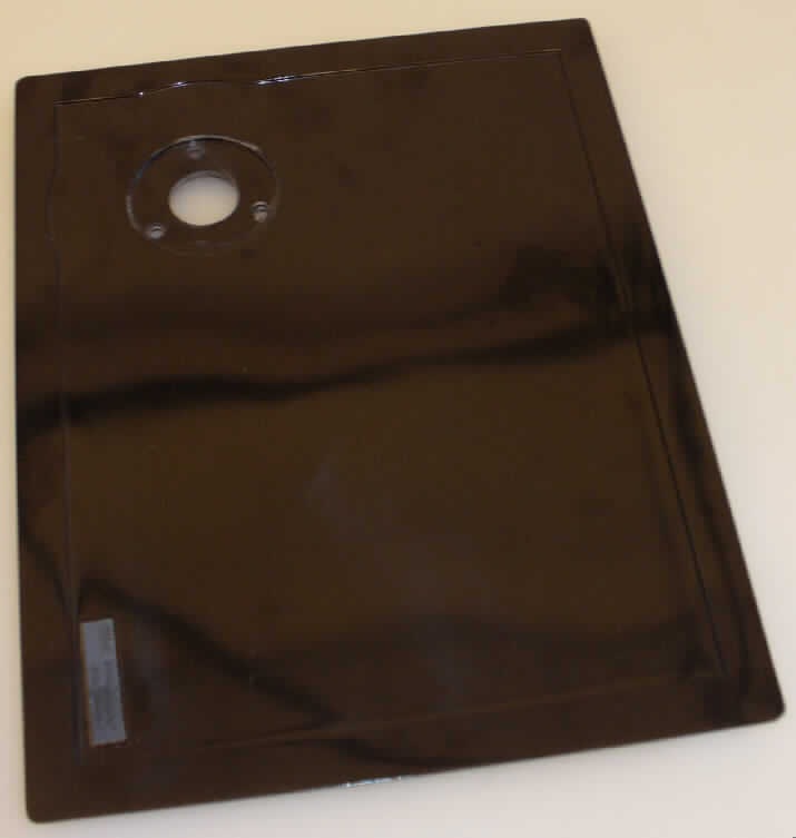 Es handelt sich um ein flaches Tablett aus - lt. Antragsangaben - Melamin, einem Kunststoff im Sinne der Anmerkung 1 zu Kapitel 39.

Das elfenbeinfarbene oder schwarze Erzeugnis ist ca. 37,5 x 30 x 2,5 cm groß und an der Unterseite mit vier Gummifüßchen ausgestattet. 
Das Tablett ist mit einer runden Aussparung (Durchmesser ca. 7 cm) versehen, in welche insgesamt 4 Löcher gebohrt sind. Diese dienen der passgenauen Aufnahme eines Wasserkochers (nicht Gegenstand dieser vZTA).

Derartige Waren werden zolltariflich als "Geschirr, andere Haushalts- oder Hauswirtschaftsartikel aus Kunststoffen, für den Tisch- oder Küchengebrauch" in den TARIC-Code 3924 1000 00 eingereiht.