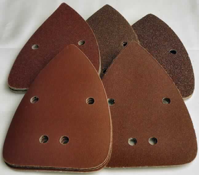 Angaben:
Warenbezeichnung: Schleifbandset, NAN 1020639, SUWE 110901, 111423 - Warenart: Dreieckschleifpapier/flexibles Schleifmittel auf Unterlage - Eckmaß: 96 mm - Material: Unterlage: Kraft Paper 140 g / Schleifmittel: Alum.Oxide, Grain: 40, 80, 120, 180, 240 / Velcro; each 4 sheets - Bindung: Phenolic resin bond.

Feststellungen:
Äußere Beschaffenheit: 20 grob dreieckige, biegsame, 4fach gelochte Schleifpapiere (Breite: ca. 9,6 cm / Länge: ca. 13,6 cm) mit rot-brauner, schmirgel-rauher Papier-Oberseite und weiß-grauer, weicher Klettgewebe-Unterseite.

Die Angaben der Antragstellerin werden als zutreffend unterstellt.

Befund:
Zolltariflich handelt es sich bei der Ware um ein Set von Schleifmitteln, in Pulver- oder Körnerform auf einer Unterlage aus anderen Stoffen, der Position 6805 des Zolltarifs.
