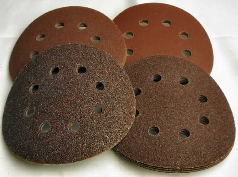 Angaben: 
Warenbezeichnung: Schleifbandset rund, NAN 1020648, SUWE 110907,111425 - Warenart: Schleifscheibe / flexibles Schleifmittel auf Unterlage - Durchmesser: 125 mm - Material: Unterlage: Kraft paper 140g / Schleifmittel: Alum.Oxide, Grain: 40, 80, 120, 180, 240; each 4 sheets - Bindung: Phenolic resin bond.

Feststellungen: 
Äußere Beschaffenheit: 20 runde, biegsame, 8fach gelochte Schleifscheiben (Durchmeser: ca. 12,5 cm) mit rot-brauner, schmirgel-rauher Papier-Oberseite und weiß-grauer, weicher Klettgewebe-Unterseite (Aufdruck jeweils 4mal: 40, 60, 80, 120, 180).

Die Angaben der Antragstellerin werden als zutreffend unterstellt.

Befund: 
Zolltariflich handelt es sich bei der Ware um ein Set von Schleifmitteln in Pulver- oder Körnerform auf einer Unterlage aus anderen Stoffen, der Position 6805 des Zolltarifs.