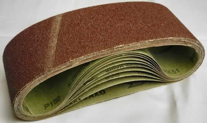 Angaben:
Warenbezeichnung: Schleifbandset Band, NAN 1020662, SUWE 110920,111432 - Abmessungen: 75 x 533 mm - Material: Unterlage: Cloth (Baumwoll-Körper) / Schleifmittel: Alum. Oxide, Grain: 60, 80, 120; each 2 sheets - Bindung: Natural glue + Phenolic resin bond.

Feststellungen: 
Äußere Beschaffenheit: 10 schlauchförmige, biegsame Schleifbänder (Breite: ca. 7,5 cm / Umfang: ca. 53,2 cm) mit rot-brauner, schmirgel-rauher Oberseite und grünlicher Gewebe-Unterseite (Aufdruck jeweils 2mal: P40, P60, P80, P120, P180).

Die Angaben der Antragstellerin werden als zutreffend unterstellt.

Befund: 
Zolltariflich handelt es sich bei der Ware um ein Set von Schleifmitteln in Pulver- oder Körnerform auf einer Unterlage aus Spinnstoff, der Position 6805 des Zolltarifs.