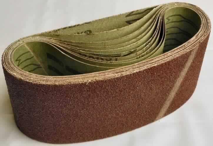 Angaben: Warenbezeichnung: Schleifbandset Band 46 cm, NAN 1020657 SUWE 110917,111429 - Abmessungen: 75 x 457 mm - Material: Unterlage: Cloth (Baumwoll-Körper) / Schleifmittel: Alum. Oxide, Grain: 60, 80, 120; each 2 sheets - Bindung: Natural glue + Phenolic resin bond.

Feststellungen: Äußere Beschaffenheit des vorgelegten Warenmusters: 10 schlauchförmige, biegsame Schleifbänder (Breite: ca. 7,5 cm / Umfang: ca. 46,0 cm) mit rot-brauner, schmirgel-rauher Oberseite und grünlicher Gewebe-Unterseite (Aufdruck jeweils 2mal: P40, P60, P80, P120, P180).

Befund: Zolltariflich handelt es sich bei der Ware um ein Set von Schleifmitteln in Pulver- oder Körnerform auf einer Unterlage aus Spinnstoff, der Position 6805 des Zolltarifs.