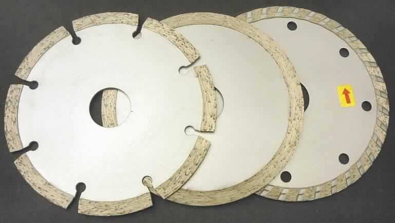 Angaben: Warenbezeichnung: 3-Pc Diamond Cutting Saw Blade Set
- 1x 110mm continus Rim,
- 1x 115mm segmented,
- 1x 115mm turbo,
- the teeth heigh 7mm,
- core hole 22.23mm,
- Diamond Strength 14-16KG,
- Sonstiges: siehe vertrauliche Daten.

Die Angaben der Antragstellerin werden als zutreffend unterstellt.

Befund: Als charakterbestimmender Bestandteil der Trennscheiben wird der Diamant-Schleifbelag angesehen (Allgemeine Vorschrift 3 b). Danach handelt es sich zolltariflich bei den Waren um Schleifsteine und dergleichen, ohne Gestell, zum Trennen, der Position 6804 des Zolltarifs.