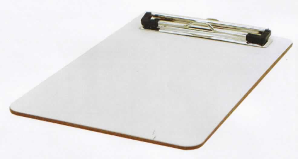 Klemmbrett
- aus einer beidseitig beschichteten, bedruckbaren Holzfaserplatte mit abgerundeten Ecken und
  einem Metallclip zum Befestigen von z.B. Papier, Abmessungen ca. 230 x 315 x 3 mm,
- noch nicht zusammengesetzt (zerlegt),
- zur Verwendung als Schreibunterlage.
(Abbildung siehe Anlage)

Das Holz bestimmt aufgrund des Umfanges den Charakter der zusammengesetzten Ware.

"Andere als in den Positionen 4401 bis 4420 genannte Ware aus Holz, kein Kleiderbügel, nicht aus
 Bambus, aus Faserplatte, zerlegt (zusammengesetzte Ware aus Holz -charakterbestimmend- und 
 Metall), sog. Klemmbrett"