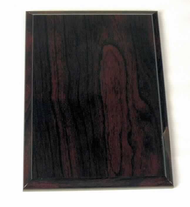 Holztafel
- aus MDF-Holzfaserplatte, mit abgeschrägten, Bilderrahmen imitierenden Kanten,
  schwarz marmoriert bzw. rot gemasert lackiert, 
- mit zwei Aussparungen auf der Rückseite zum Aufhängen an der Wand,
- Dicke ca. 16 mm, in verschiedenen Abmessungen: 127 x 178 mm, 152 x 203 mm, 
  203 x 254 mm bzw. 228 x 304 mm, 
- zum Bekleben mit bedruckten Aluminium-Zuschnitten (nicht Gegenstand dieser vZTA), 
(Abbildungen siehe Anlage).

"Andere als in den Positionen 4401 bis 4420 genannte Ware aus Holz, kein Kleiderbügel, nicht 
 aus Bambus, aus Faserplatten; sog. Holztafel"