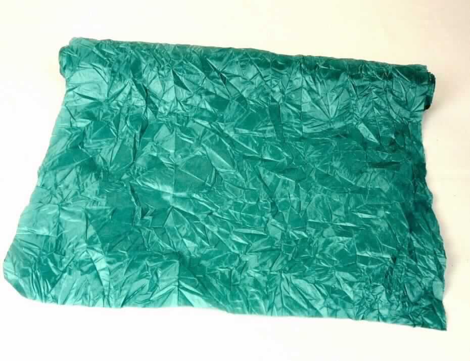 Gewebe, sog. Deko-Stoffrolle, türkis, Foto siehe Anlage,
- in einer klarsichtigen Kunststofffolie verpackt,
- als Meterware auf einer Rolle aus Pappe; mit einer Breite von ca. 40 cm,
- laut Untersuchungsergebnis:
-- in Leinwandbindung,
-- aus ungezwirnten, nicht hochfesten Garnen aus nicht texturierten, synthetischen Filamenten (Polyester),
-- gefärbt und gecrasht,
- an den Längskanten heiß geschnitten.

"Gewebe aus Garnen aus synthetischen Filamenten, anderes als in den Unterpositionen 5407 10 bis 5407 54 
 genannte, mit einem Anteil an nicht texturierten Polyester-Filamenten von mehr als 85 GHT, gefärbt"
