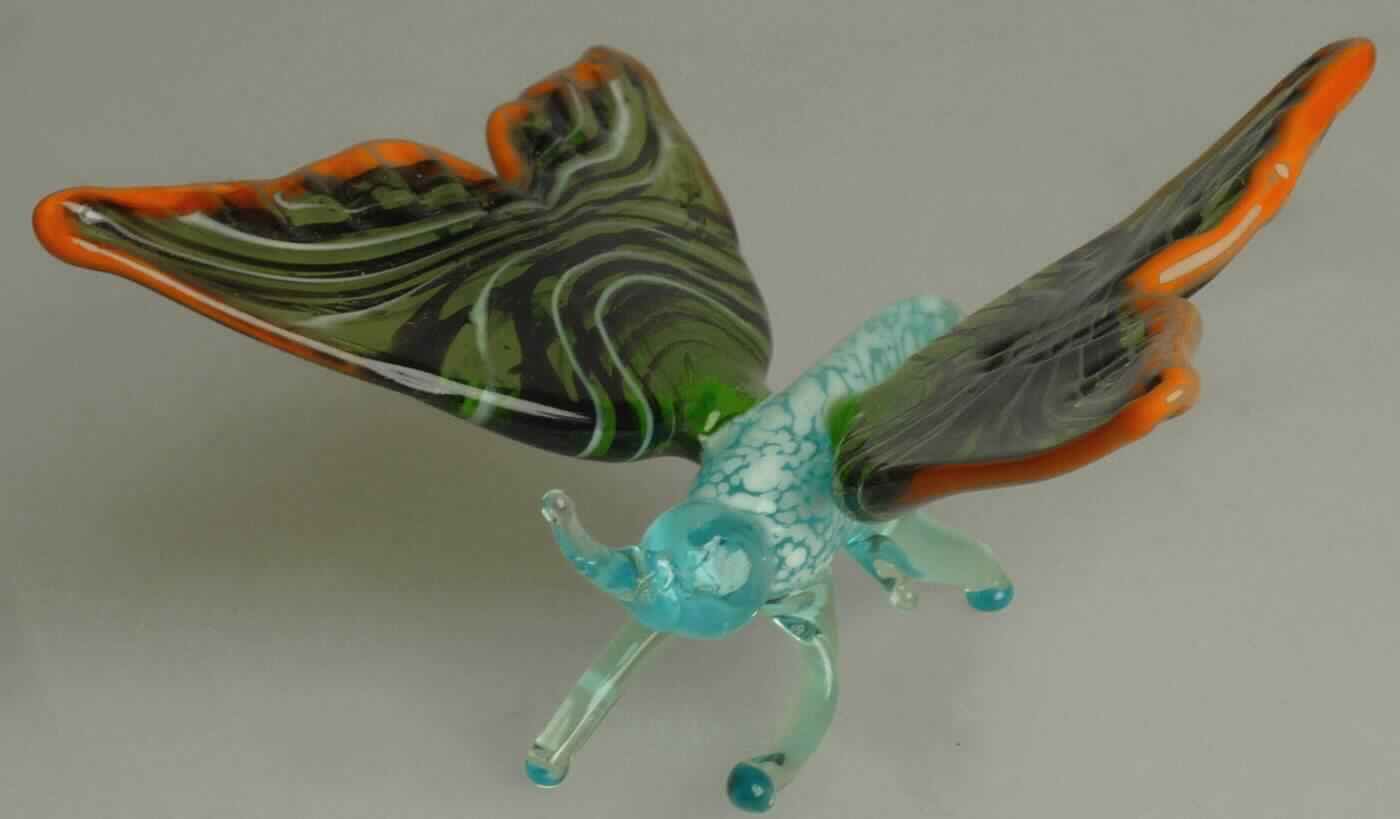 Ziergegenstand aus lampengeblasenem Glas, sog. Schmetterling (bunt), Art. 25650, Foto siehe Anlage, 
- in Form eines farbig gestalteten, massiven Schmetterlings, 
- aus lampengeblasenem (gesponnenem) Glas (laut Antrag), 
- mit den Abmessungen von ca. 9 x 8 x 5 cm.

"Ziergegenstand aus lampengeblasenem (gesponnenem) Glas, kein Fantasieschmuck"