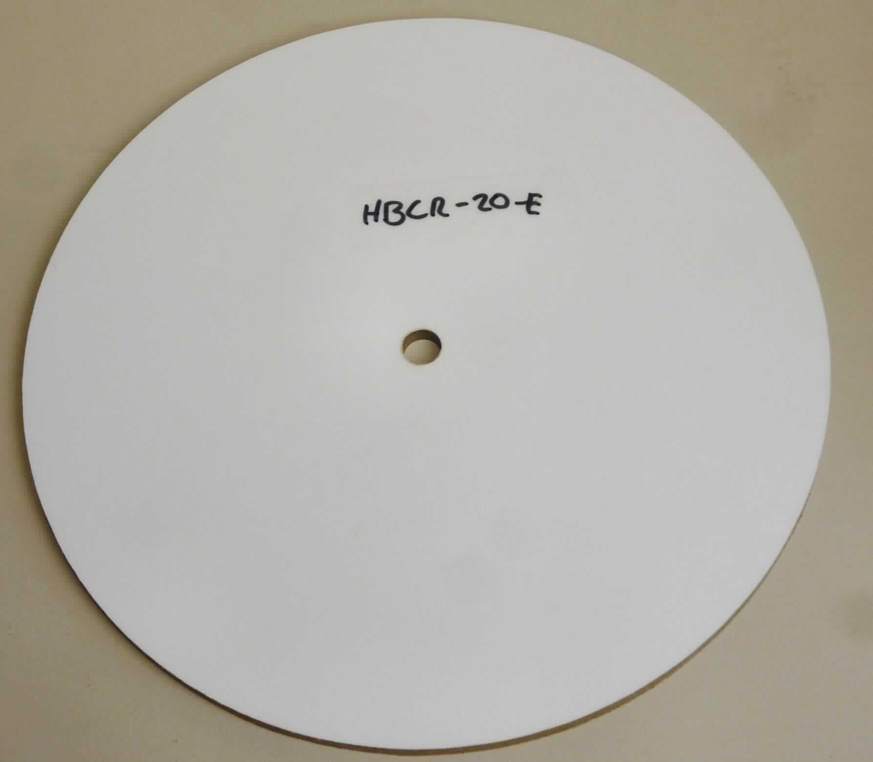 Ersatz-Ziffernblatt, Art. HBCR-20-E und HBCR-29-E
- Ersatz-Ziffernblatt für die "Wanduhr MDF Chromaluxe rund" (nicht Gegenstand der Auskunft)
  aus einer runden, passgenau zugeschnittenen Holzfaserplatte (MDF, lt. Antragsteller; Durch-
  messer: 206 mm bzw. 290 mm, Dicke 3,17 mm bzw. 6,35 mm), auf der Vorderseite mit einer
  speziellen Polyesterbeschichtung versehen, mit passgenauer mittiger Aussparung zum Ein-
  setzen in die Wanduhr,
- zum Bedrucken mit Bildern oder Text im Sublimationsdrucksverfahren.
(Abbildung siehe Anlage)

"Andere als in den Positionen 4401 bis 4420 genannte Ware aus Holz, kein Kleiderbügel, 
 nicht aus Bambus, aus Faserplatten; sog. Ersatz-Ziffernblatt"