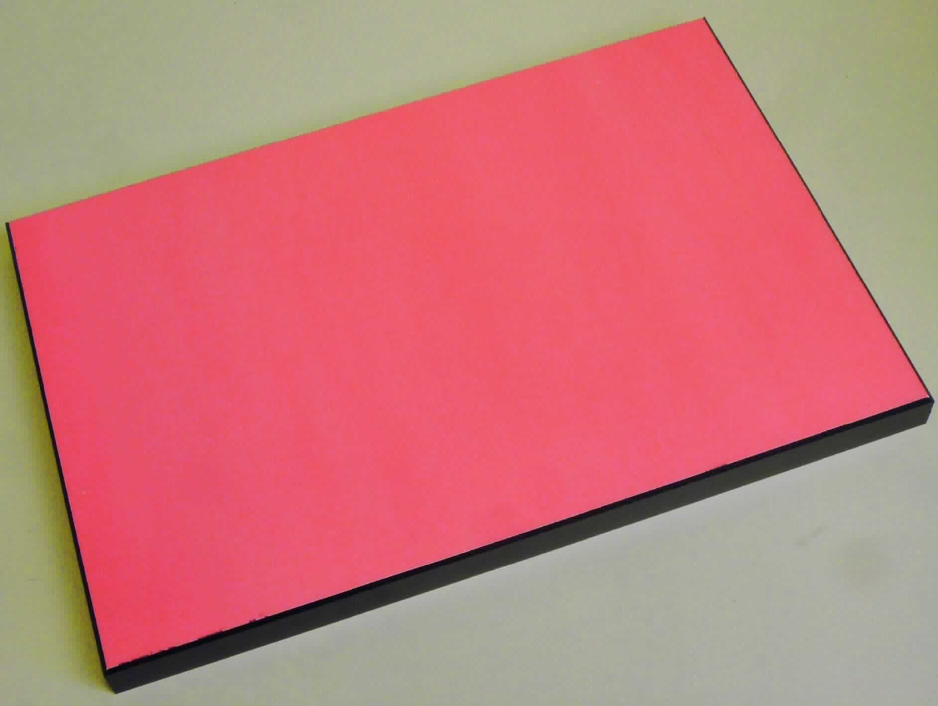 Wandtafel, Art. UNI-3034, UNI-3037, UNI-3039 und UNI-3059
- aus einer MDF-Holzfaserplatte, auf der Vorderseite mit einer speziellen Polyesterbeschichtung
  sowie einer Kunststofffolie beschichtet, mit abgeschrägten Kanten, auf der Rückseite und den
  Seitenflächen schwarz lackiert, mit zwei Aussparungen auf der Rückseite zum Aufhängen der
  Wandtafel, Abmessungen ca. 180 x 270 mm, 200 x 300 mm, 300 x 400 mm bzw. 400 x 600 mm, 
  Dicke 16 mm,
- zum Bedrucken mit Bildern oder Text im Sublimationsdruckverfahren.
(Abbildung siehe Anlage)

"Andere als in den Positionen 4401 bis 4420 genannte Ware aus Holz, kein Kleiderbügel, 
 nicht aus Bambus, aus Faserplatten; sog. Wandtafel"