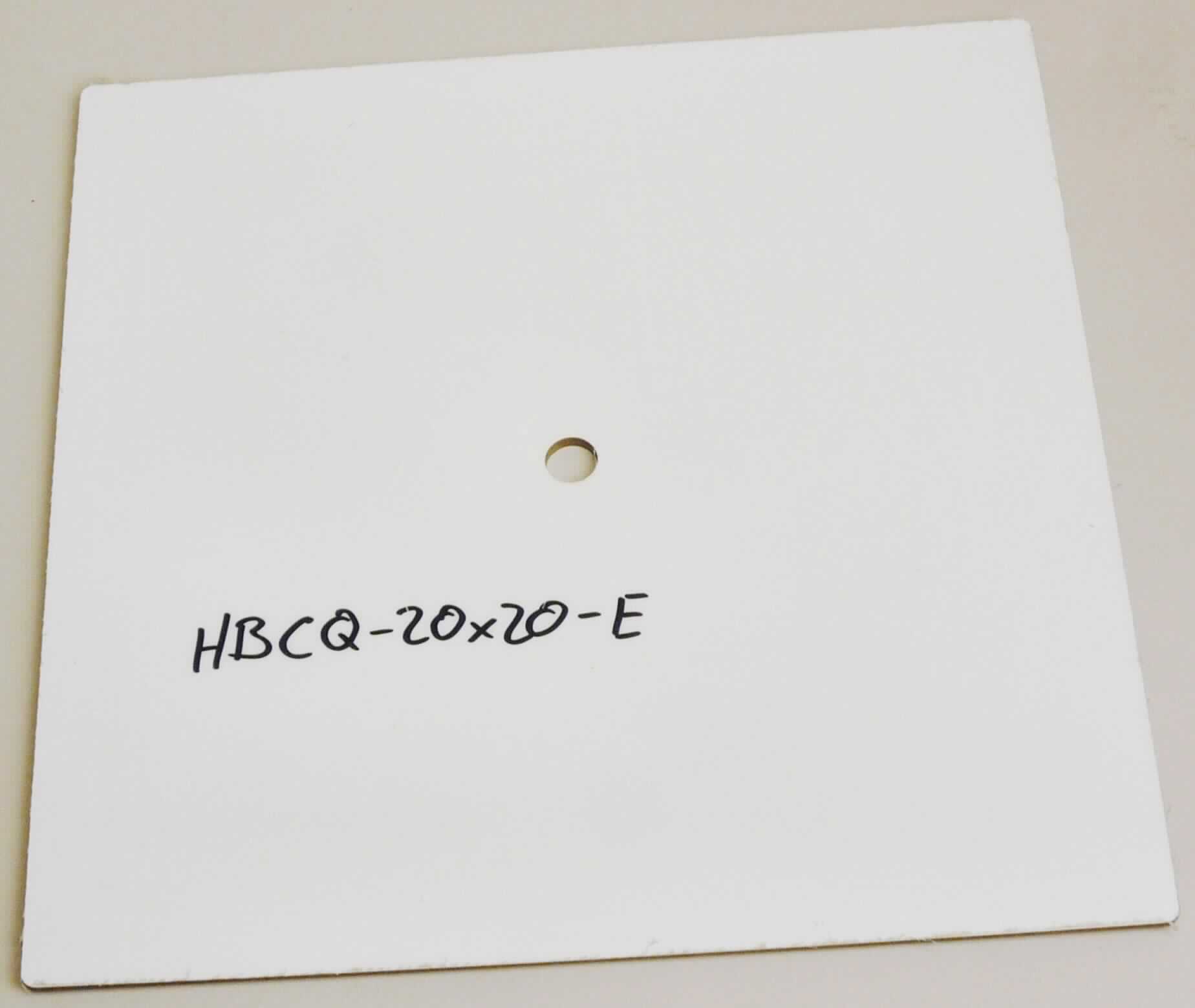 Ersatz-Ziffernblatt, Art. HBCQ-20x20-E und HBCQ-30x30-E,
- Ersatz-Zifferblatt für die "MDF-Wanduhr HBCQ-20x20" bzw. "MDF-Wanduhr HBCQ-30x30"
  (nicht Gegenstand der Auskunft) aus einer quadratischen, passgenau zugeschnittenen Holz-
  faserplatte (MDF, lt. Antragsteller; Abmessungen : ca. 200 x 200 x 3,17 mm bzw. ca. 
  300 x 300 x 6,35 mm), auf der Vorderseite mit einer speziellen Polyesterbeschichtung versehen,
  mit passgenauer mittiger Aussparung zum Einsetzen in die Wanduhr, mit abgerundeten Ecken,
- zum Bedrucken mit Bildern oder Text im Sublimationsdrucksverfahren.
(Abbildung siehe Anlage)

"Andere als in den Positionen 4401 bis 4420 genannte Ware aus Holz, kein Kleiderbügel, nicht
 aus Bambus, aus Faserplatten; Ersatz-Ziffernblatt"