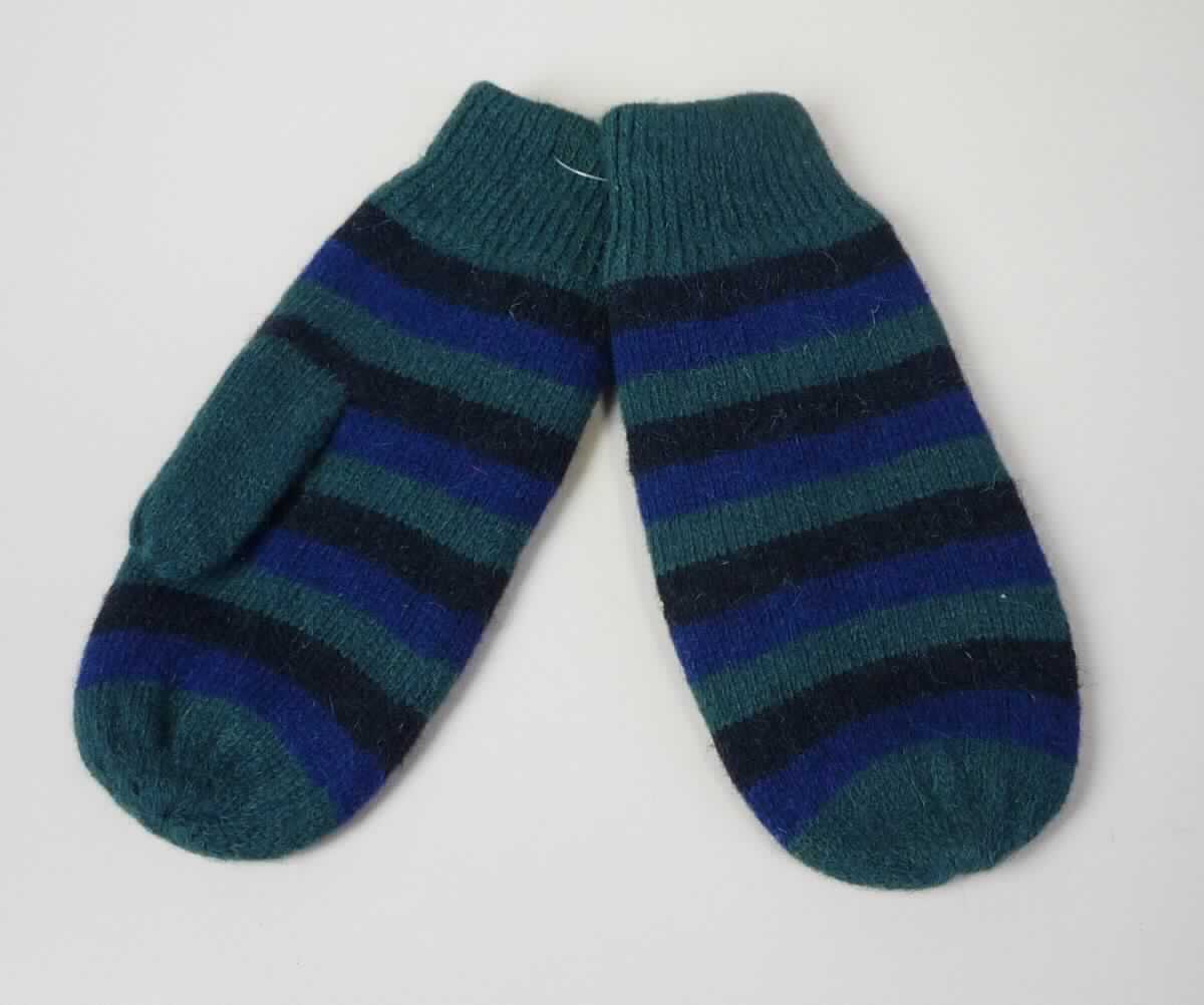 Fausthandschuhe, sog. Strickhandschuhe für Damen/Herren, Art. 287 605, in Erwachsenengröße, 
Foto siehe Anlage,
- als Fausthandschuhe mit ausgearbeiteten Daumen gearbeitet,
- aus ca. 1,9 mm dicken, buntgestrickten Gestricken aus laut Antrag 100 % Wolle,
- gefüttert,
- mit gerippt gewirkten, doppelt gearbeiteten Bündchen.

"Fausthandschuhe, aus Gestricken, andere als in der Unterposition 6116 10 genannte, aus Wolle"