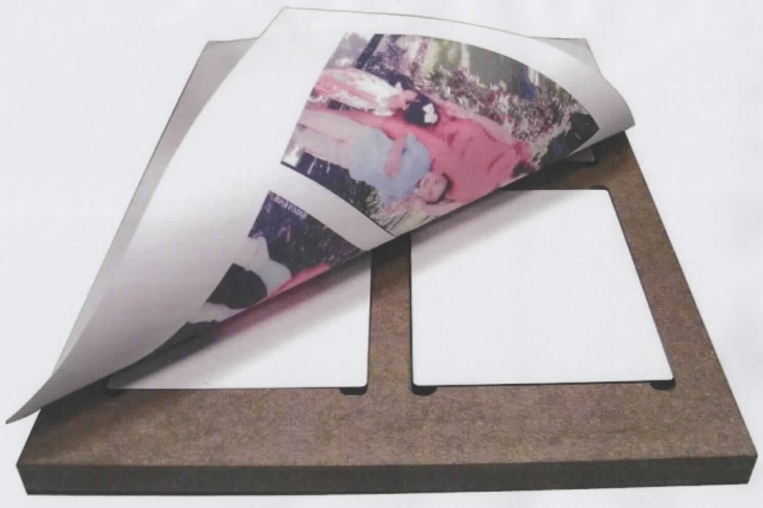 Jig für UNI-5857, Art. UNI-5936,
- Druckschablone/ -rahmen bzw. -halterung aus einer rechteckigen Faserplatte (MDF, lt. 
  Antragsteller; Abmessungen ca. 33 x 48 cm) mit vier passgenauen Aussparungen 
  (jeweils 12,7 x 17,8 cm, Tiefe ca. 0,6 cm) zur Aufnahme von Einzelfotopaneelen 
  (nicht Gegenstand dieser vZTA), 
- dient dem Halten/Fixieren von Fotopaneelen während des Druckvorgangs.
(Abbildungen siehe Anlage)

"Andere als in den Positionen 4401 bis 4420 genannte Ware aus Holz, kein Kleiderbügel,  nicht
 aus Bambus, aus Faserplatten"