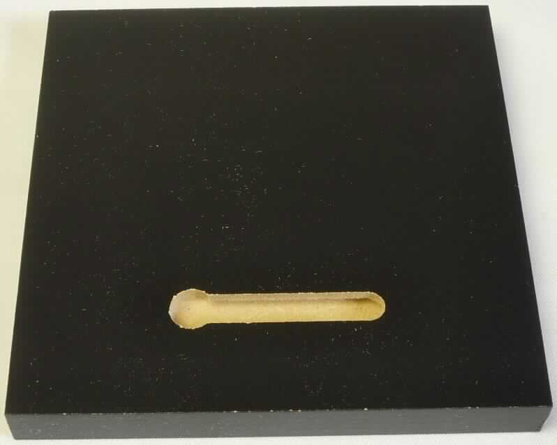 MDF-Abstandhalter, Art. MOUNT-6,
- in Form einer rechteckig zugeschnittenen Holzfaserplatte (MDF, lt. Antragsteller) 
  mit Abmessungen (L x B x H) von ca. 101,6 x 101,6 x 12,7 mm, 
- Vorderseite und Kanten schwarz lackiert sowie mit einer länglichen Aussparung versehen,
- Rückseite mit einem selbstklebenden Streifen ausgestattet,
- zur Verwendung als Aufhänger und Abstandshalter für Metalltafeln (nicht Gegenstand dieser vZTA) .
(Abbildung siehe Anlage)

"Andere als in den Positionen 4401 bis 4420 genannte Ware aus Holz, kein Kleiderbügel, nicht 
 aus Bambus, aus Faserplatten, sog. MDF-Abstandhalter"