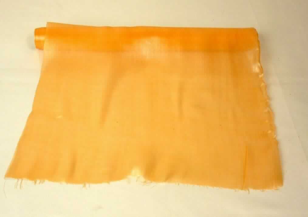 Gewebe, sog. Deko-Stoffrolle, hell-orange, Foto siehe Anlage,
- in einer klarsichtigen Kunststofffolie verpackt,
- als Meterware auf einer Rolle aus Pappe; mit einer Breite von ca. 35 cm,
- laut Untersuchungsergebnis:
-- in Atlasbindung,
-- aus ungezwirnten, nicht hochfesten Garnen:
--- aus weißen Kettgarnen aus Polyesterfilamenten und aus orangefarbenen Schussgarnen aus Polyamidfilamenten
    (beides synthetische Filamente); die Antragsangaben (45 GHT Polyester und 55 GHT Polyamid) können als 
    zutreffend angesehen werden,
-- buntgewebt,
- an den Längskanten heiß geschnitten.

"Gewebe aus Garnen aus synthetischen Filamenten, anderes als in den Unterpositionen 5407 10 bis 5407 69 
 genannte, mit einem Anteil an synthetischen Filamenten von mehr als 85 GHT, buntgewebt"