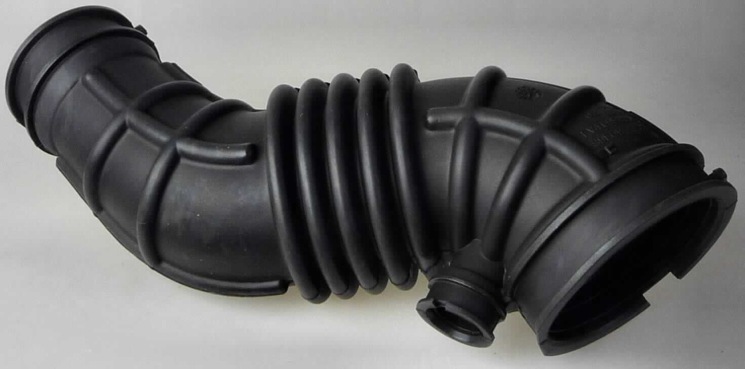 Angabe des Antragstellers: 
Reinluftleitung
Verwendungszweck: Im Luftfiltersystem des Motorraums im Auto
Material: EPDM-Kautschuk

Untersuchungsergebnisse an Warenmustern:
Sich verjüngende, speziell gekrümmte Rohre mit einer zusätzlichen, seitlichen Öffnung aus einem schwarzen, elastischen Material (Länge: ca. 27,5 cm; Innendurchmesser: ca. 4,5 - 6,5 cm). Die Rohre sind an beiden Enden mit runden Verbindungsstücken aus einem schwarzen, elastischen Material versehen (Innendurchmesser: ca. 5,5 cm bzw. 7,5 cm).

Befund:
Es liegt ein Rohr aus Weichkautschuk mit Verbindungsstücken im Sinne der Unterposition 4009 1200 vor.