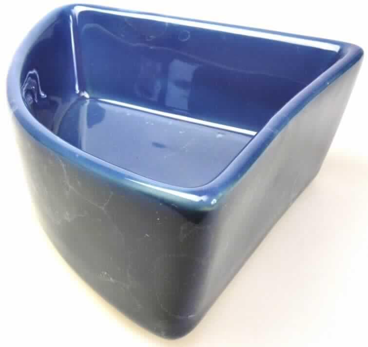 Andere keramische Ware, Futternapf für Tiere, sog. Ecknapf für Kaninchen, siehe Foto,
- glasierter, dreieckiger Futternapf in Form einer Schale mit hochgezogenem Rand,
- viertelkreisförmig, mit Schenkellängen von ca. 13 cm und einer Höhe von ca. 5 cm,
- keramisches Erzeugnis, nach der Formgebung gebrannt, tonmineralhaltiges Material,
- weist laut Antragsangaben weder die Merkmale von Porzellan noch von gewöhnlichem Ton auf,
- soll als Futternapf dienen und stellt somit keinen Gegenstand zur Verwendung im Haushalt,
  bei Tisch oder in der Küche der Position 6912 dar,
- in einem zur Verpackung dieser Ware üblichen Karton verpackt.

"Andere keramische Ware (Futternapf), weder aus Porzellan noch aus gewöhnlichem Ton"