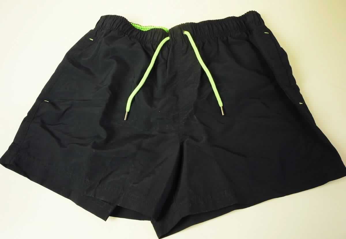 Kurze Hose, sog. Schwimmshort für Herren, Art. 287717, Modell 1, in Einheitsgröße, Foto siehe Anlage,
- aus ca. 0,3 mm dicken, bedruckten (Modell 1) bzw. einfarbigen (Modell 4) Geweben aus laut Antrag 
  100 % Polyamid (synthetische Chemiefasern),
- in der Taille abschließend, mit einem ca. 4 cm breiten, elastischen Bund mit Tunnelzug,
- ohne Öffnung und ohne Verschluss,
- ohne Hinweise auf den Trägerkreis (unisex), somit keine Ware der Position 6203,
- mit einem netzartigen Innenslip,
- mit einer aufgesetzen Gesäßtasche mit Klettverschluss und vorn mit zwei eingesetzten, offenen Seitentaschen
  (somit keine Badehose),
- mit kurzen Hosenbeinen, die nicht das Knie bedecken (Seitenlänge: ca. 36 cm),
- an den Beinabschlüssen durch Umschlagen und Festnähen gesäumt.

"Kurze Hose, aus Geweben, für Frauen, aus synthetischen Chemiefasern, nicht nach dem Batik-Verfahren 
 handbedruckt"