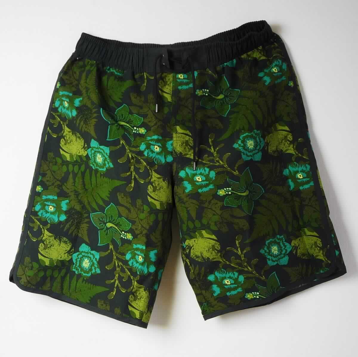 Kurze Hose, sog. Schwimmbermuda für Herren, Art. 287717, Modell 2, in Einheitsgröße, Foto siehe Anlage,
- aus 0,3 mm dicken, bedruckten (Modell 2) bzw. einfarbigen (Modell 3) Geweben aus laut Antrag 100% Polyester 
  (synthetische Chemiefasern),
- in der Taille abschließend, mit einem ca. 4, 5 cm breiten, elastischen Bund mit Zugband,
- ohne Öffnung und ohne Verschluss,
- ohne Hinweise auf den Trägerkreis (unisex), somit keine Ware der Position 6203,
- mit einem netzartigen Innenslip,
- mit einer aufgesetzten Gesäßtasche mit punktuellem Klettverschluss (Modell 2) bzw. mit einer aufgesetzten 
  Gesäßtasche und vorn mit zwei eingesetzten, offenen Seitentaschen (Modell 3), somit keine Badehosen,
- mit kurzen Hosenbeinen, die nicht das Knie bedecken (Seitenlänge: 52 cm),
- an den Beinabschlüssen mit Zuschnitten aus Geweben eingefasst.

"Kurze Hose, aus Geweben, für Frauen, aus synthetischen Chemiefasern, nicht nach dem Batik-Verfahren
 handbedruckt"