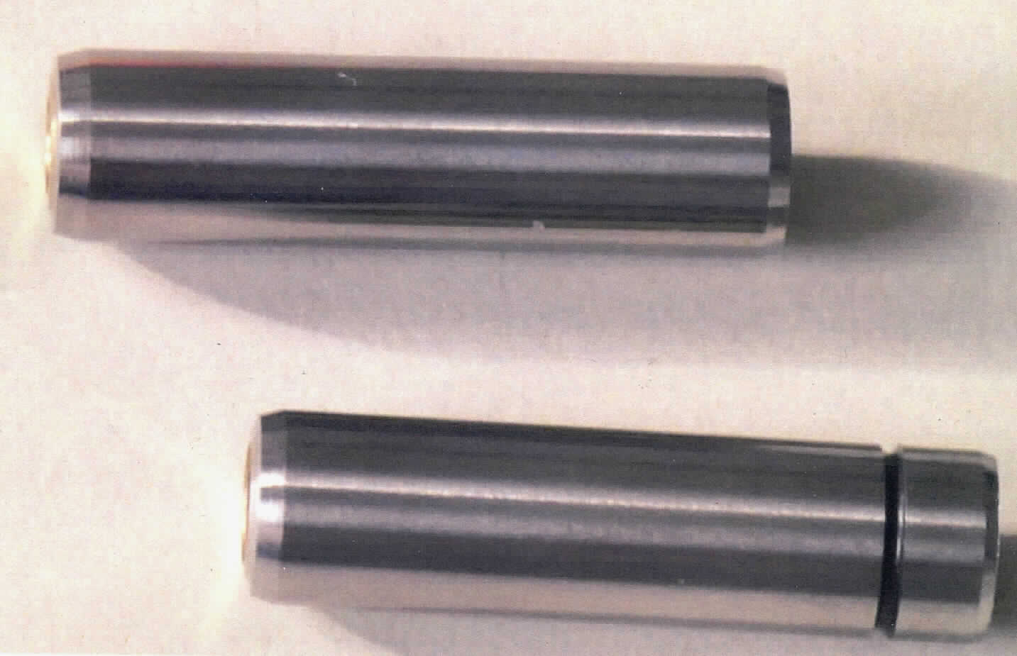 Sog. Einspannschäfte aus nicht rostendem Stahl für Messuhren, im Wesentlichen bestehend aus ca. 30 mm langen zylindrischen Körpern mit einem Durchmesser von 8 mm, unterschiedlich großen Bohrungen und Abstufungen im Innenaufbau. Teilweise weisen die Erzeugnisse in den Schaft eingepresste Buchsen aus Messing auf. Die Waren dienen dazu Messuhren (nicht Gegenstand dieser vZTA-Entscheidung) in verschiedene Halterungen einzuspannen. Aufgrund der dadurch genaueren Ausrichtung der Messuhren können bessere Messergebnisse erzielt werden.

Die Ware wird als "Zubehör, erkennbar hauptsächlich bestimmt für ein nichtelektronisches Gerät zum Messen oder Prüfen geometrischer Größen, in Kapitel 90 weder genannt noch inbegriffen, nicht in den Unterpositionen (TARIC) 9031 1000 00 bis 9031 8080 00 erfasst" eingereiht.
Anlage: 1 Abbildung