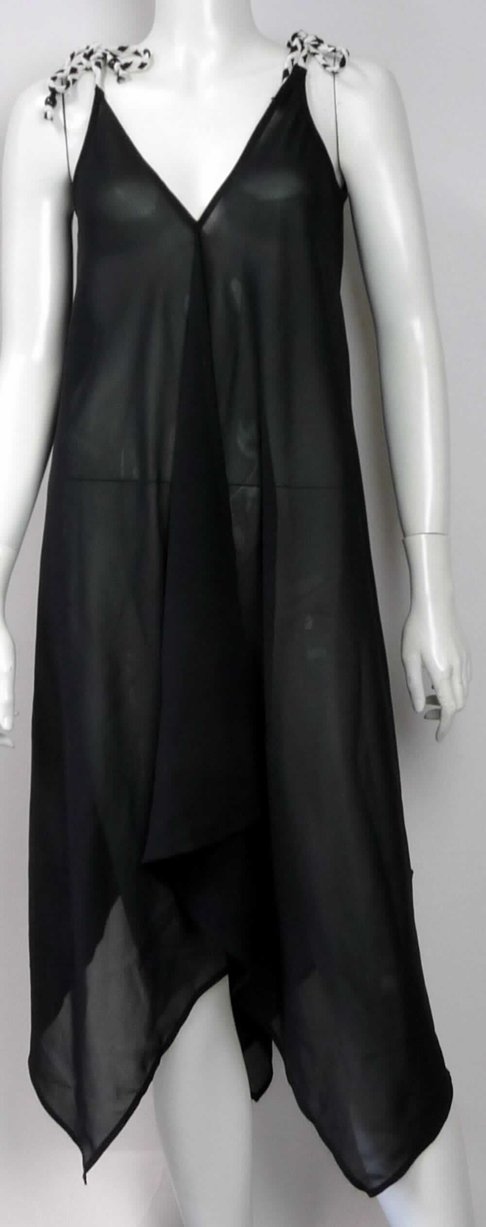 Kleid, sog. Damen Strandtunika, Größe 36/38, Foto siehe Anlage,
- aus ca. 0,3 mm dicken, einfarbigen, leicht durchscheinenden Geweben aus laut Antrag 100 % Polyester 
  (synthetische Chemiefasern),
- über das Knie reichend (Rückenlänge: ca. 129 cm), seitlich bis zu 37 cm kürzer gearbeitet,
- mit schmalen, geflochtenen Schulterträgern zum Binden,
- ohne Öffnung und ohne Verschluss,
- vorn und hinten mit einem V-förmigen Ausschnitt,
- am unteren, zackenförmig gearbeiteten Rand durch Umschlagen und Festnähen gesäumt,
- kann ohne ein weiteres, den Unterkörper bedeckendes Kleidungsstück getragen werden.

"Kleid aus Geweben, für Frauen, aus synthetischen Chemiefasern"