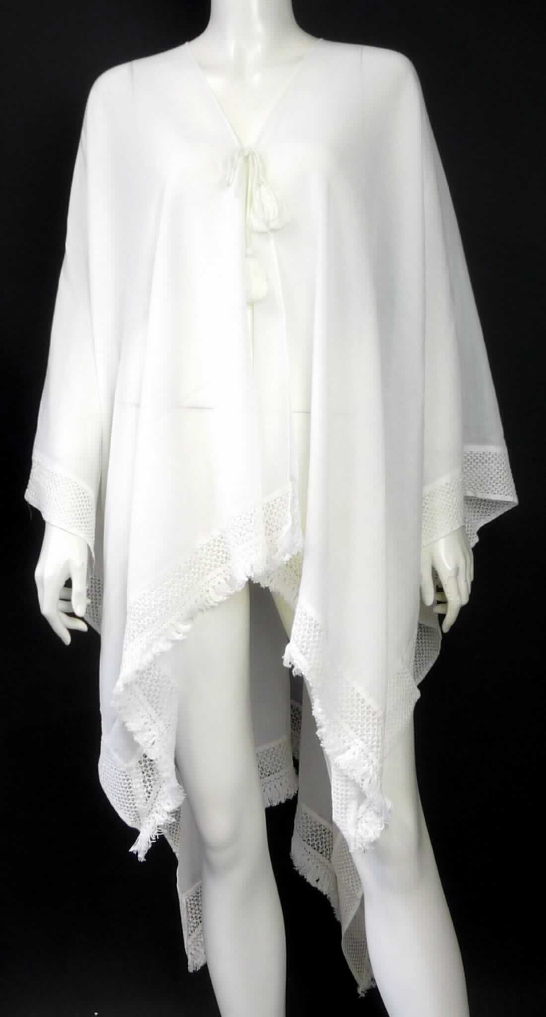 Umschlagtuchähnliche Ware, sog. Damen Strandponcho "Style D", Foto siehe Anlage,
- annähernd rechteckig, mit den Abmessungen von laut Antrag ca. 160 cm x 200 cm,
- aus einem ca. 3 mm dicken, einfarbigen Gewebe aus laut Antrag 100 % Polyester (synthetische Chemiefasern), 
- in der Mitte einer Schmalseite mit einer bis etwa zur Mitte der Länge reichenden Aussparung,
- vorn und seitlich offen; die Schultern, Teile der Arme und den Oberkörper bedeckend (somit kein umhang-
  ähnliches Kleidungsstück der Position 6202), 
- vorn mit zwei Bindebändern in Brusthöhe,
- an den Rändern mit einer Borte aus Raschelspitze, an den Schmalseiten zusätzlich mit ca. 3 cm langen Fransen 
  ausgestattet (somit konfektioniert),
- ohne Hinweise auf Handarbeit.

"Umschlagtuchähnliche Ware, aus Geweben, aus synthetischen Chemiefasern, nicht handgearbeitet"