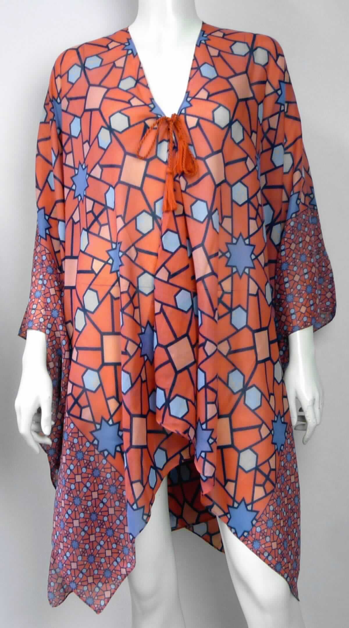 Jacke, sog. Damen Strandponcho "Style A", in Erwachsenengröße "one size", Foto siehe Anlage,
- aus ca. 0,2 mm dicken, bedruckten Geweben aus laut Antrag 100 % Polyester (synthetische Chemiefasern),
- bis knapp zur Mitte der Oberschenkel reichend (bei Größe XL; Rückenlänge: ca. 86 cm), damit keine Ware der 
  Position 6211,
- vorn mit einer durchgehenden Öffnung,  
- mit Bindebändern in Brusthöhe zu schließen,
- ohne Hinweise auf den Trägerkreis (unisex),
- mit kurzen, weiten Ärmeln, 
- an allen Rändern durch Umschlagen und Festnähen gesäumt, mit ca. 32 cm hoch reichenden Seitenschlitzen, 
- keine Arbeits- und Berufskleidung.

"Jacke, aus Geweben, für Frauen, aus synthetischen Chemiefasern, keine Arbeits- und Berufskleidung"
