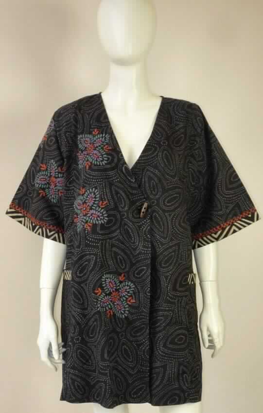 Jacke, sog. Kimono Masala, Art. 50 46-709, Größe M, Foto siehe Anlage,
- aus ca. 0,2 mm dicken, buntbedruckten (nicht nach dem Batik-Verfahren handbedruckt) Geweben aus laut 
  Antrag Baumwolle,
- durchgehend leicht gefüttert,
- über den Schritt, jedoch nicht bis zum halben Oberschenkel reichend (Rückenlänge: ca. 85 cm),
- mit einem leicht halsfernen, V-förmigen Ausschnitt,
- vorn mit einer durchgehenden Öffnung, unterhalb der Brust mit einem Knebelknopf von rechts über links zu 
  schließen (Frauenkleidung), 
- mit halblangen Ärmeln, 
- mit zwei eingesetzten Taschen unterhalb der Taille, 
- mit aufwändigen Stickereien verziert,
- in Bahnen gearbeitet,
- am unteren Rand durch Umschlagen und Festnähen gesäumt,
- keine Arbeits- und Berufskleidung.

"Jacke, aus Geweben, für Frauen, aus Baumwolle, keine Arbeits- und Berufskleidung, nicht nach  
 dem Batik-Verfahren handbedruckt"