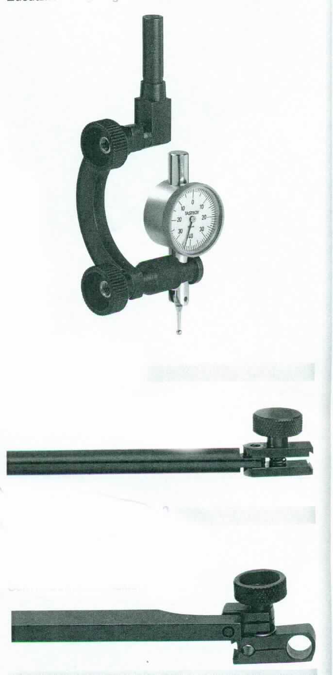 Sog. Einspannhalter 1.0958 für eine Messuhr, im Wesentlichen bestehend aus einem länglichen, flachen Erzeugnis aus unedlem Metall (Abmessungen LxBxH: 72 x 12 x 6 mm) an dessen Ende mittels Schwalbenschwanzklemmung ein Drehrad und ein weiteres Metallteil mit Aufnahmebohrungen 4 mm H7 und 8 mm H7 sowie ebenfalls eine Schwalbenschwanzklemmung angebracht sind. Die Ware dient der Aufnahme einer Messuhr (nicht Gegenstand dieser vZTA-Entscheidung) während der Messung. Durch die genaue Ausrichtung der Messuhr können bessere Messergebnisse erzielt werden.

Die Ware wird als "Zubehör, erkennbar hauptsächlich bestimmt für ein nichtelektronisches Gerät zum Messen oder Prüfen geometrischer Größen, in Kapitel 90 anderweit weder genannt noch inbegriffen, nicht in den Unterpositionen (TARIC) 9031 1000 00 bis 9031 8080 00 erfasst" eingereiht.

Anlage: 1 Abbildung