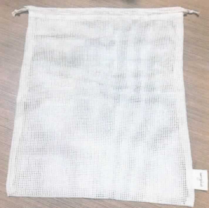 Konfektioniertes Netz, sog. Netztasche, Foto siehe Anlage,
- rechteckig, in den Abmessungen laut Antrag ca. 30,5 cm x 35,5 cm,
- aus ca. 0,8 mm dicken, einfarbigen Kettengewirken aus laut Antrag 100 % Baumwolle; mit offenen, nicht 
  verschiebbaren Zellen,
- am oberen Rand offen; mit einem verengenden Kordelzug ausgestattet,
- durch Zusammennähen konfektioniert,
- dient laut Antrag der Aufnahme von verschiedensten Gegenständen; aufgrund der Verwendung kein Sack oder 
  Beutel zu Verpackungszwecken im Sinne der Position 6305, 
- stellt sich nicht als Behältnis der Position 4202 dar, da weder namentlich im Positionswortlaut genannt noch 
  einem der dort genannten Behältnisse ähnlich. 

"Konfektioniertes Netz (Netzbeutel), aus Spinnstoffen, aus Baumwolle"