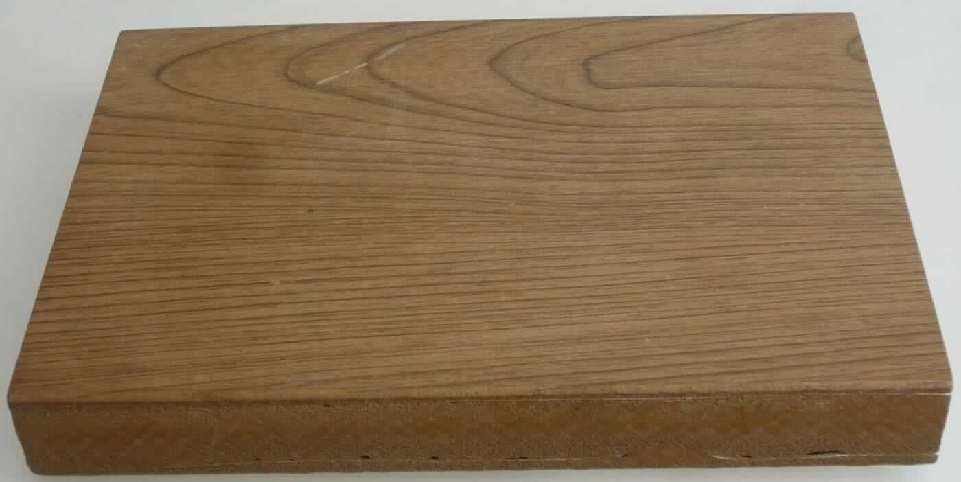 Angabe des Antragstellers:
CELLwood decking aus einem SBS-Copolymer, teilweise mit Glasfasern verstärkt und / oder bedruckt.

Untersuchungsergebnisse an einem Warenmuster:
Es wurde der Abschnitt einer massiven Bodendiele mit eingebetteten Glasfasern und einer Holzmaserung an der Oberfläche (Querschnitt: ca. 14,5 x 2,3 cm) aus einem harten, nicht biegsamen, braunen Material vorgelegt.

Befund:
Es liegt ein Bodenbelag aus Kunststoff (Styrol-Copolymer) im Sinne der Position 3918 vor.