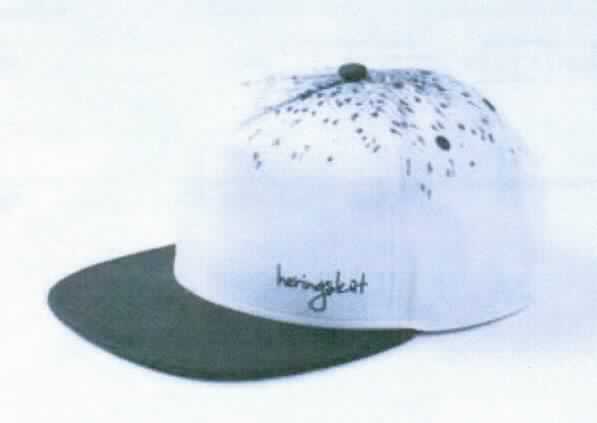 Kopfbedeckung (Mütze), sog. Snapback Cap, Abbildung siehe Anlage (ein Warenmuster wurde nicht vorgelegt, die 
Einreihung erfolgt anhand der Antragsangaben), 
- durch Zusammennähen von Stücken aus Geweben aus Spinnstoffen hergestellt,
- mit Schirm,
- am hinteren unteren Rand mit einem Riegel aus Kunststoff zum Verengen ausgestattet, 
- mit vier kleinen Belüftungslöchern versehen, 
- innen mit einem Schweißband ausgestattet.

"Kopfbedeckung, aus mehreren Stücken von Spinnstofferzeugnissen hergestellt, Mütze mit Schirm"