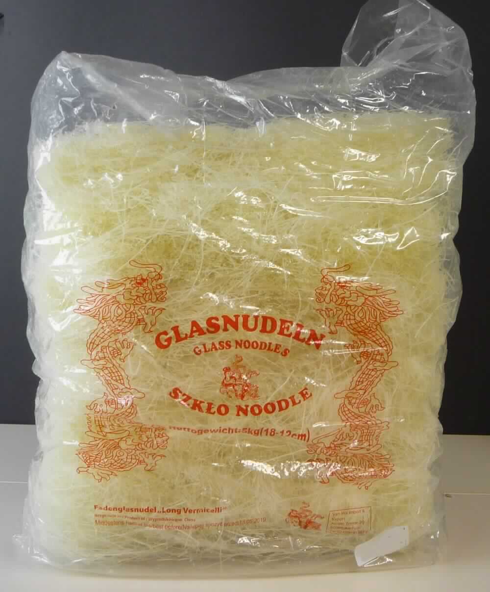 Glasnudeln

Antragsangaben:
Glasnudeln, durchsichtige Nudeln
1 Karton= 4 Packungen à 5 kg = 20 kg

Beschreibung des vorliegenden Warenmusters:
Bedruckte, nicht vollständig geschlossene Original-Klarsichtüte; der Aufdruck (u. a. in deutscher Sprache) 
enthält Angaben zum Erzeugnis (Glasnudeln; Nettogewicht 5 kg (18 - 12 cm)) und zu den Zutaten (siehe 
Feld 8); darin dünne (Durchmesser ca. 1 mm), weiß-durchscheinende, trockene, geschmacksneutrale, 
ineinander verschlungene Nudelfäden (einmal gefaltet), vorgekochten und getrockneten Nudeln ent-
sprechend.

Teigwaren, vorgekochte, nicht gefüllte, getrocknete Nudeln, aus Erbsen- und Maisstärke