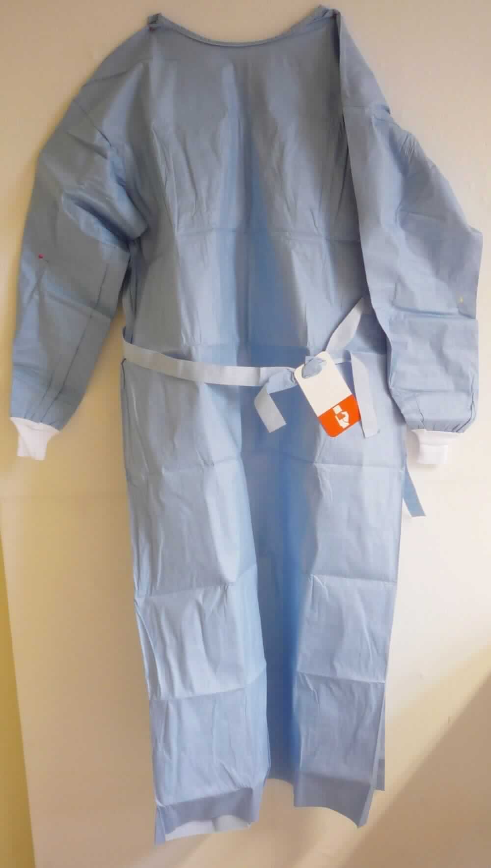 OP-Kittel, sog. Mundus Medici OP-Mantel Extra Protection # 2571, Größe L, Foto siehe Anlage,
- gemeinsam mit einem Einmalhandtuch aus Papier in einem Beutel aus Kunststoff und Papier verpackt; das 
  Einmalhandtuch ist geringwertig und im Hinblick auf die Verwendung als unbedeutend zu betrachten, es ändert 
  das Wesen der Ware nicht und ist deshalb wie diese einzureihen,
- laut Antrag aus Vliesstoff der Position 5603 aus 50,1 % Polyester (synthetische Chemiefasern) und 
  49,9 % Zellstofffasern; innen auf der Vorderseite und an den Ärmeln zusätzlich mit Zuschnitten aus einseitig mit 
  einer Lage (Folie) aus Kunststoff versehenem Vliesstoff der Position 5603,
- fast bis zu den Knöcheln reichend (Rückenlänge: ca. 150 cm),
- mit einem runden Halsausschnitt mit Randeinfassung; hinten mit einem Klettverschluss zu schließen,
- hinten mit einer durchgehenden Öffnung; im Taillenbereich mit Bindebändern zum Schließen des OP-Kittels 
  ausgestattet,
- mit langen Ärmeln; an den Ärmelenden mit elastischen Bündchen aus Gewirken,
- am unteren Rand lediglich geschnitten,
- ist laut Antrag zum Tragen bei operativen Eingriffen bestimmt; stellt sich als Einweg-Kleidung von der durch 
  Chirurgen bei chirurgischen Eingriffen verwendeten Art dar,
- aufgrund der annähernd gleichen Anteile von synthetischen Chemiefasern (Spinnstoff) und Zellstofffasern verleiht
  keiner der beiden Stoffe der Ware ihren wesentlichen Charakter, sie ist daher der von den gleichermaßen in
  Betracht kommenden Positionen (4818 / 6210) in dieser Nomenklatur zuletzt genannten zuzuweisen.

"Kleidung aus Erzeugnissen der Position 5603, Einwegkittel, von der durch Patienten bzw. Chirurgen bei
 chirurgischen Eingriffen verwendeten Art"