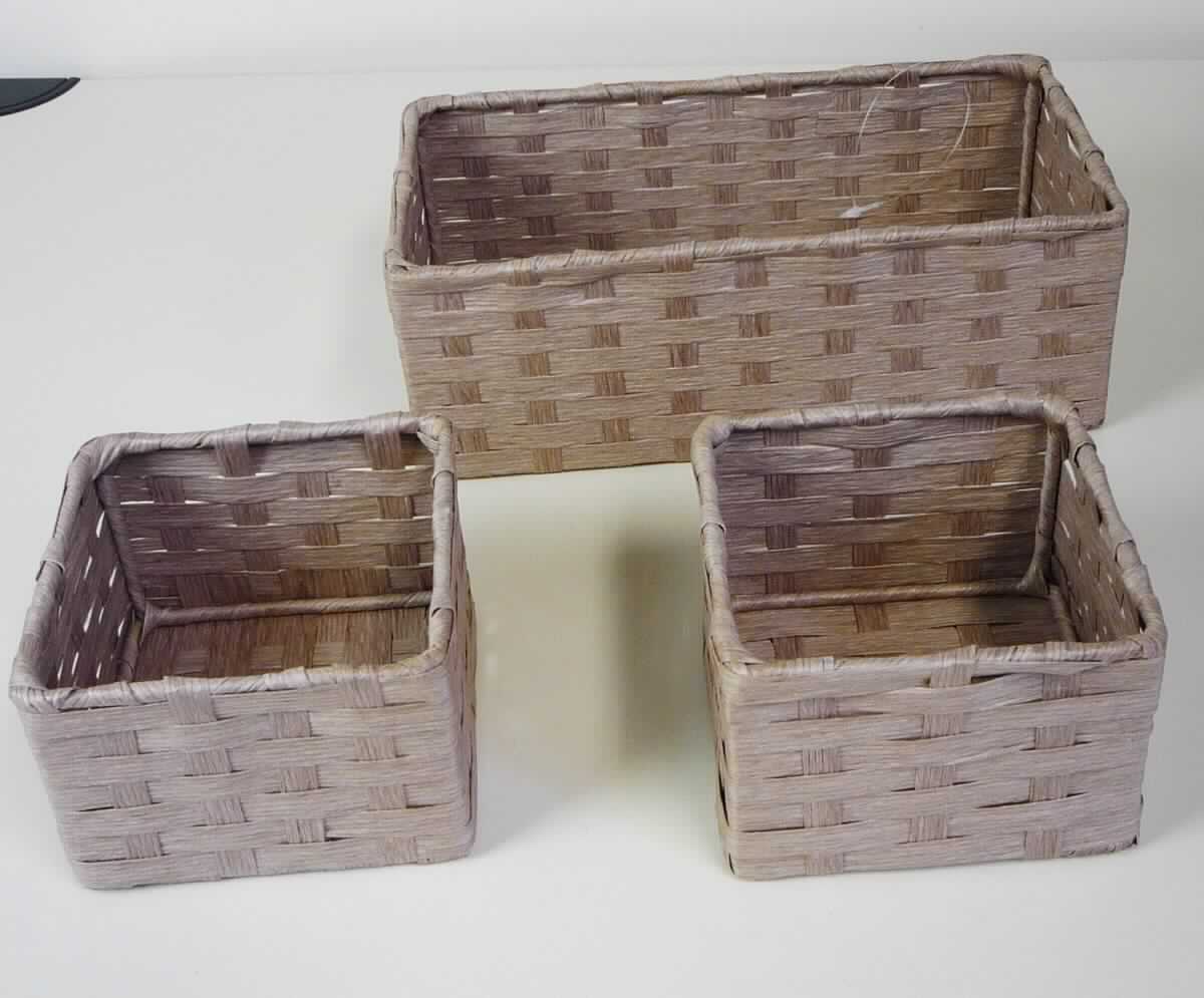 Nach den Angaben der Antragstellerin und dem vorgelegten Warenmuster handelt es sich um drei rechteckige, oben offene Körbe in einem Set mit folgenden Abmessungen:

-	26 x 14 x 9 cm (L x B x H) 
-	12 x 12 x 8 cm (L x B x H)
-	12 x 12 x 8 cm (L x B x H).

Die grau-farbenden Körbe bestehen aus einem formgebenden Grundgerüst aus Metalldraht, das charakterverleihend mit miteinander verwebten Papierstreifen (Breite ca. 10 - 15 mm, Flechtstoffe im Sinne der Anmerkung 1 zu Kapitel 46) umflochten ist.

Zolltarifrechtlich handelt es sich um eine "Korbmacherware, unmittelbar aus anderen als pflanzlichen Flechtstoffen hergestellt".