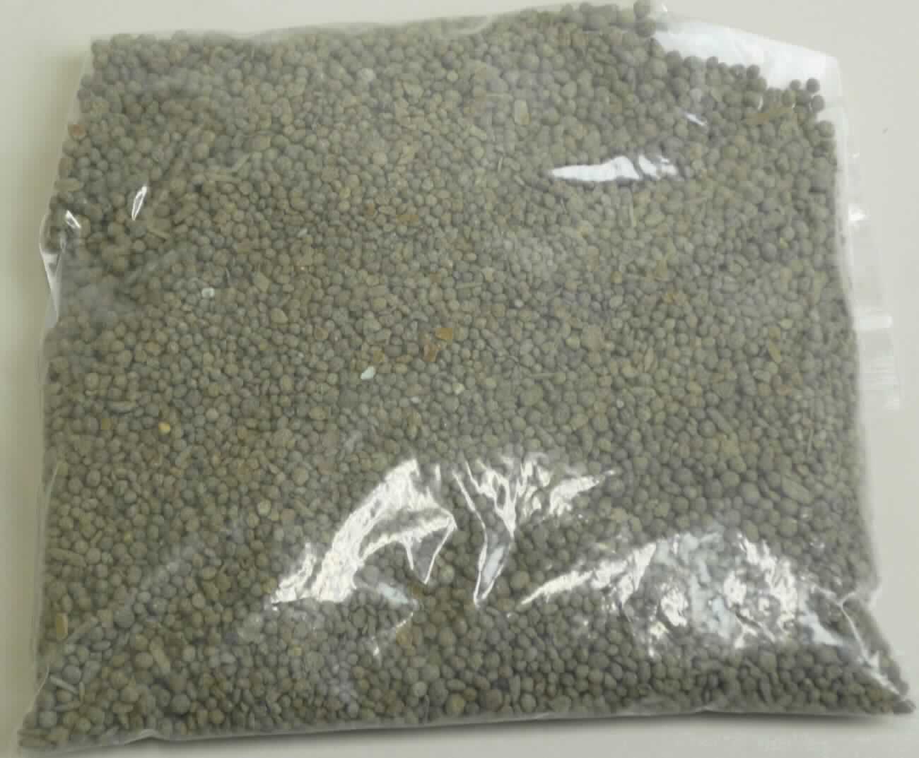 Organisch-mineralischer NPK-Dünger

Bei der  Ware handelt es sich nach den Angaben um einen organisch-mineralischen NPK-Dünger (6+3+18) mit Magnesium, Schwefel (+3+7) und Eisen, in Form eines bräunlichen, kugelförmigen Granulats, mit einer Korngröße von 2-4 mm. Der Dünger wird nach den Angaben aus organischen Materialien pflanzlicher Herkunft und mineralischen Nährstoffen unter Zusatz von Algen, Huminsäuren und Eisenchelat hergestellt.
Das Erzeugnis soll zur Düngung verschiedener Kulturen im Erwerbsgartenbau, im Öffentlichen Grün und Golfplatzbereich eingesetzt werden.

Handelsform: Kunststoffsäcke zu 25 kg

Danach handelt es sich um ein anderes mineralisches oder chemisches Düngemittel, die drei düngenden Stoffe Stickstoff, Phosphor oder Kalium enthaltend, mit einem Gehalt an Stickstoff von 10 GHT oder weniger, bezogen auf den wasserfreien Stoff, der Unterposition 3105 2090 der Kombinierten Nomenklatur.