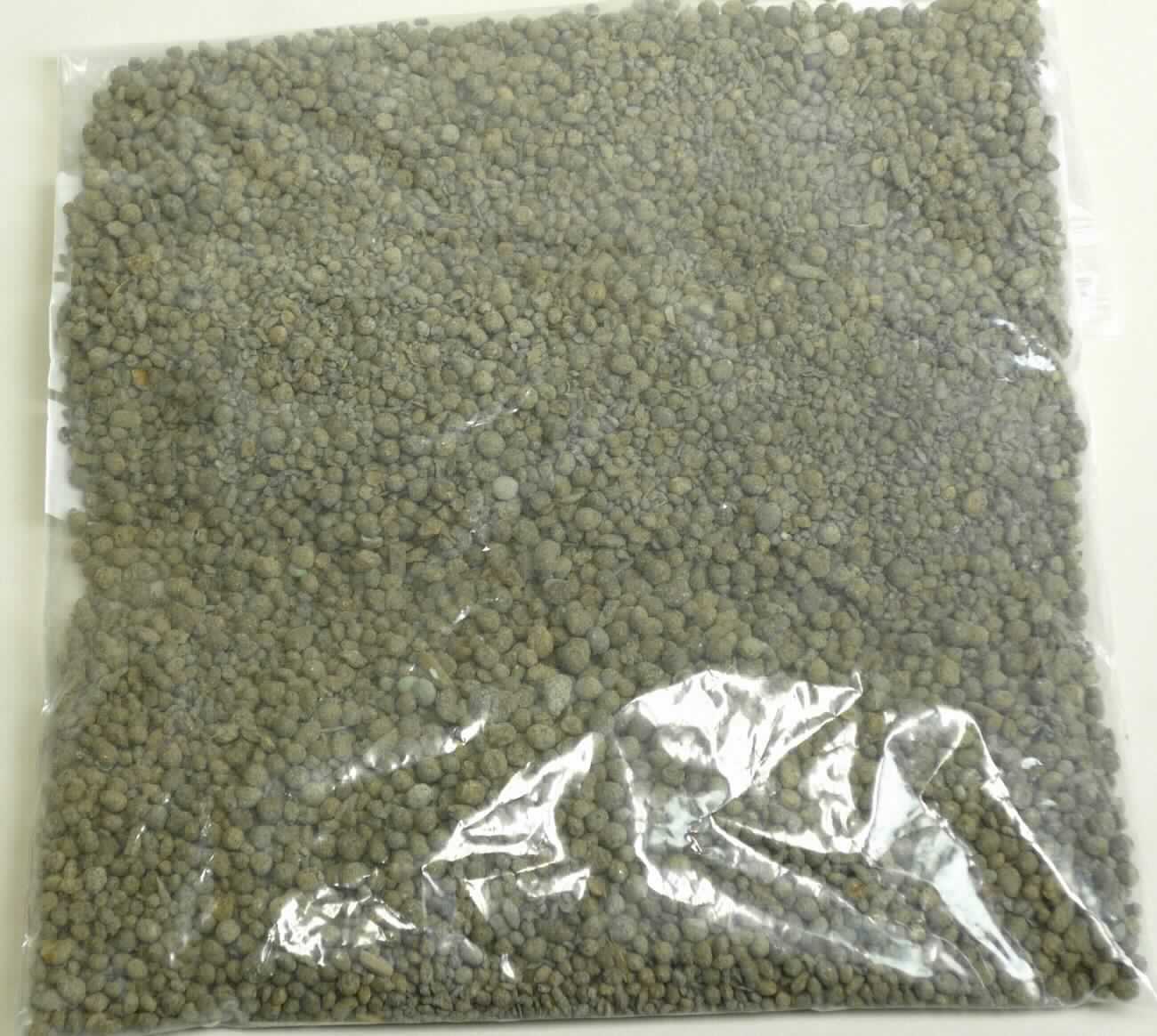 Organisch-mineralischer NPK-Dünger

Bei der  Ware handelt es sich nach den Angaben um einen organisch-mineralischen NPK-Dünger (12+4+6) mit Magnesium, Schwefel und Eisen, in Form eines bräunlichen, kugelförmigen Granulats, mit einer Korngröße von 2 - 4 mm. Der Dünger wird nach den Angaben aus organischen Materialien pflanzlicher Herkunft und mineralischen Nährstoffen unter Zusatz von Algen, Huminsäuren und Eisenchelat hergestellt.
Das Erzeugnis soll zur Düngung verschiedener Kulturen im Erwerbsgartenbau, im Öffentlichen Grün und Golfplatzbereich eingesetzt werden.

Handelsform: Kunststoffsäcke zu 25 kg

Danach handelt es sich um ein anderes mineralisches oder chemisches Düngemittel, die drei düngenden Stoffe Stickstoff, Phosphor oder Kalium enthaltend, mit einem Gehalt an Stickstoff von mehr als 10 GHT, bezogen auf den wasserfreien Stoff, der Unterposition 3105 2010 der Kombinierten Nomenklatur.