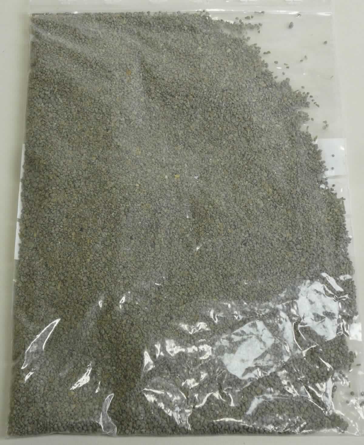 Organisch-mineralischer NPK-Dünger

Bei der  Ware handelt es sich nach den Angaben um einen organisch-mineralischen NPK-Dünger (12+4+6) mit Magnesium, Schwefel und Eisen, in Form eines feinen, bräunlichen, kugelförmigen Granulats, mit einer Korngröße von 1 - 2 mm. Der Dünger wird nach den Angaben aus organischen Materialien pflanzlicher Herkunft und mineralischen Nährstoffen unter Zusatz von Algen, Huminsäuren und Eisenchelat hergestellt.
Das Erzeugnis soll zur Düngung verschiedener Kulturen im Erwerbsgartenbau, im Öffentlichen Grün und Golfplatzbereich eingesetzt werden.

Handelsform: Kunststoffsäcke zu 25 kg

Danach handelt es sich um ein anderes mineralisches oder chemisches Düngemittel, die drei düngenden Stoffe Stickstoff, Phosphor oder Kalium enthaltend, mit einem Gehalt an Stickstoff von mehr als 10 GHT, bezogen auf den wasserfreien Stoff, der Unterposition 3105 2010 der Kombinierten Nomenklatur.