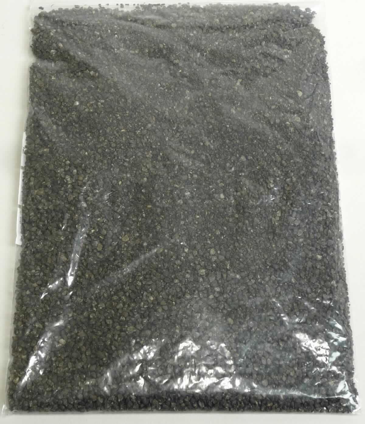 Organisch-mineralischer NPK-Dünger

Bei der  Ware handelt es sich nach den Angaben um einen organisch-mineralischen NPK-Dünger (5+2+5) mit Magnesium, Schwefel, Eisen und Mangan, in Form eines braunen Granulats, mit einer Korngröße von 2 - 4 mm. Der Dünger wird nach den Angaben aus organischen Materialien pflanzlicher Herkunft (Algen) und mineralischen Nährstoffen hergestellt und enthält Mikroorganismen.

Das Erzeugnis soll zur Düngung und Bodenaktivierung von speziellen Rasenflächen eingesetzt werden.

Handelsform: Kunststoffsäcke zu 25 kg

Danach handelt es sich um ein anderes mineralisches oder chemisches Düngemittel, die drei düngenden Stoffe Stickstoff, Phosphor oder Kalium enthaltend, mit einem Gehalt an Stickstoff von 10 GHT oder weniger, bezogen auf den wasserfreien Stoff, der Unterposition 3105 2090 der Kombinierten Nomenklatur.