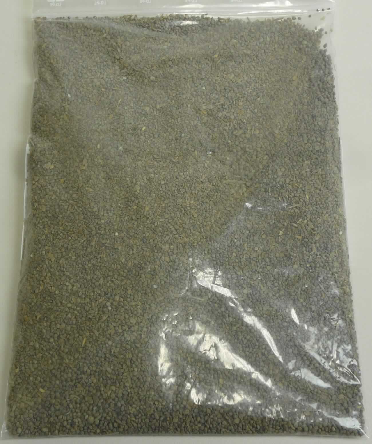 Organisch-mineralischer NPK-Dünger

Bei der  Ware handelt es sich nach den Angaben um einen organisch-mineralischen NPK-Dünger (6+3+18) mit Magnesium, Schwefel (+3+7) und Eisen, in Form eines feinen, bräunlichen, kugelförmigen Granulats, mit einer Korngröße von 1 - 2 mm. Der Dünger wird nach den Angaben aus organischen Materialien pflanzlicher Herkunft und mineralischen Nährstoffen unter Zusatz von Algen, Huminsäuren und Eisenchelat hergestellt.
Das Erzeugnis soll zur Düngung verschiedener Kulturen im Erwerbsgartenbau, im Öffentlichen Grün und Golfplatzbereich eingesetzt werden.

Handelsform: Kunststoffsäcke zu 25 kg

Danach handelt es sich um ein anderes mineralisches oder chemisches Düngemittel, die drei düngenden Stoffe Stickstoff, Phosphor oder Kalium enthaltend, mit einem Gehalt an Stickstoff von 10 GHT oder weniger, bezogen auf den wasserfreien Stoff, der Unterposition 3105 2090 der Kombinierten Nomenklatur.