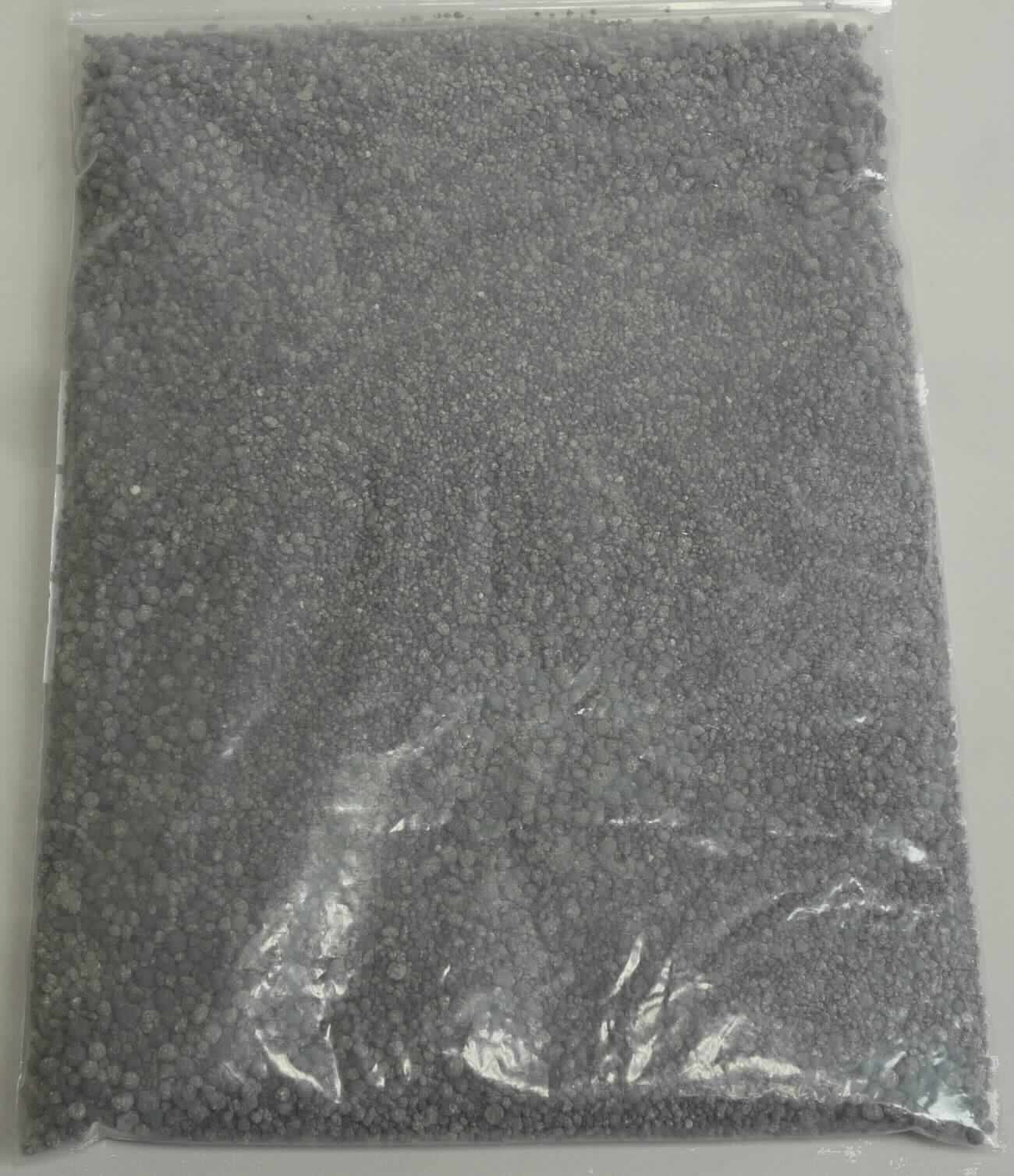 Organisch-mineralischer NPK-Dünger

Bei der  Ware handelt es sich nach den Angaben um einen organisch-mineralischen NPK-Dünger (9+1+8) mit Magnesium, Schwefel, Eisen und Mangan, in Form eines braunen, kugelförmigen Granulats, mit einer Korngröße von 1 - 4 mm. Der Dünger wird nach den Angaben aus organischen Materialien pflanzlicher Herkunft, mineralischen Nährstoffen und der Stickstoffverbindung Isobutylidendiharnstoff hergestellt.
Das Erzeugnis soll zur Düngung verschiedener Kulturen im Erwerbsgartenbau, im Öffentlichen Grün und Golfplatzbereich eingesetzt werden.

Handelsform: Kunststoffsäcke zu 25 kg

Danach handelt es sich um ein anderes mineralisches oder chemisches Düngemittel, die drei düngenden Stoffe Stickstoff, Phosphor oder Kalium enthaltend, mit einem Gehalt an Stickstoff von 10 GHT oder weniger, bezogen auf den wasserfreien Stoff, der Unterposition 3105 2090 der Kombinierten Nomenklatur.