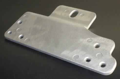 Es handelt sich um aus Aluminium gefertigte Erzeugnisse, die ihrer Verwendung entsprechend geformt und mit Lochungen versehen sind. Die Waren sind auf einer Seite abgestuft und nahezu halbkreisförmig abgerundet.
Die Erzeugnisse dienen der Befestigung von Subwoofern an Karosserien von Kraftfahrzeugen.
- Antragstellerangaben -

Abbildung siehe Anlage.

Derartige Erzeugnisse gehören als "Beschläge, aus unedlen Metallen, für Karosserien (Kraftfahrzeuge)" zur Codenummer 8302 3000 00 des Elektronischen Zolltarifs der EG (TARIC).