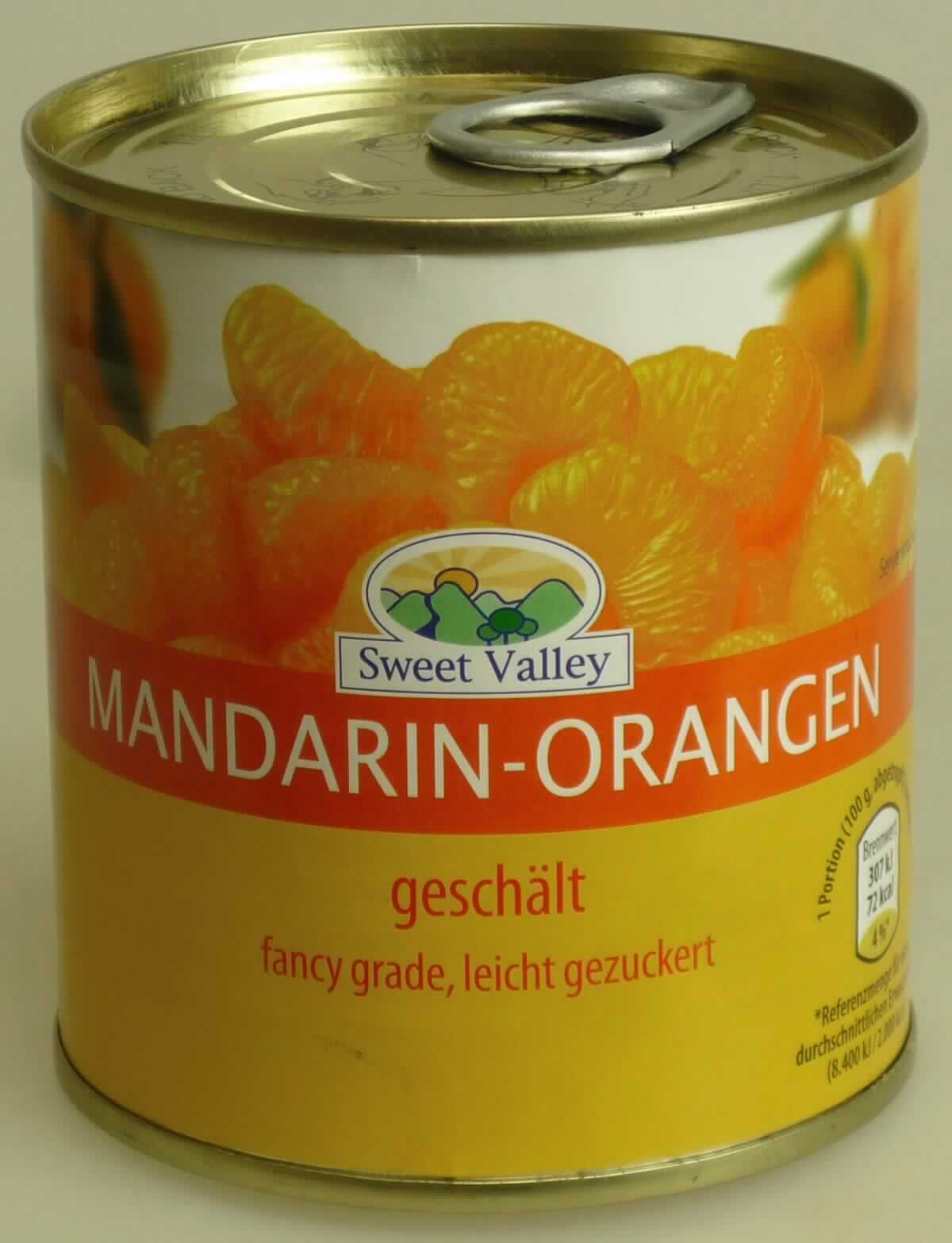Mandarinen, zubereitet.

Antragsangaben (als zutreffend unterstellt): Mandarin-Orangen, geschält, ganze Segmente, ohne Zusatz von Alkohol, mit Zusatz von Zucker. 

Beschaffenheit des vorgelegten Warenmusters: geschälte Mandarinen-Segmente in blassgelber, klarer Aufgussflüssigkeit. Geschmack: süß, schwach sauer, fruchtig nach Mandarinen. Aufmachung: etikettierte Originalkonservendose. Etikettaufdruck (auszugsweise): "Zutaten: Mandarin-Orangen, Wasser, Zucker; Gesamtinhalt: 312 g; Abtropfgewicht: 175 g." 

Alkohol (gemäß Zutatenliste): nicht enthalten. 
Zuckergehalt i. S. der ZAnm 2 a), 1. Anstrich zu Kap 20 (gemäß Angabe): mehr als 9 GHT. 
Zugesetzter Zucker i.S. der ZAnm 3, 2. Anstrich zu Kap 20: enthalten.

Früchte, Nüsse und andere genießbare Pflanzenteile, in anderer Weise zubereitet oder haltbar gemacht, auch mit Zusatz von Zucker, anderen Süßmitteln oder Alkohol, anderweit weder genannt noch inbegriffen, Zitrusfrüchte, ohne Zusatz von Alkohol, mit Zusatz von Zucker, in unmittelbaren Umschließungen mit einem Gewicht des Inhalts von 1 kg oder weniger, Mandarinen, weder fein zerkleinert noch in Form von Flocken oder Pulver.