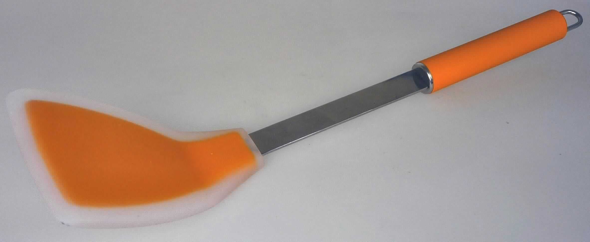Es handelt sich um einen Pfannenwender. Er besteht charakterverleihend aus einer rechteckigen Winkelpalette (Funktionslaffe = arbeitendes Teil) mit einem Kern aus farbigem Polyamid/Nylon, der vollständig mit transparentem Silikon ummantelt ist (Kunststoffe im Sinne der Anmerkung 1 zu Kapitel 39) und einem Stiel mit Griff und Aufhängeöse aus Edelstahl, wobei das Griffstück zusätzlich mit Nylon überzogen ist.

Das Erzeugnis dient dem schonenden Einlegen, Wenden und Ausheben von Pfannengerichten.

Die Ware ist als "Haushaltsartikel aus Kunststoffen, Polyamid enthaltender Küchenartikel, mit Herkunft China bzw. Hongkong" einzureihen.